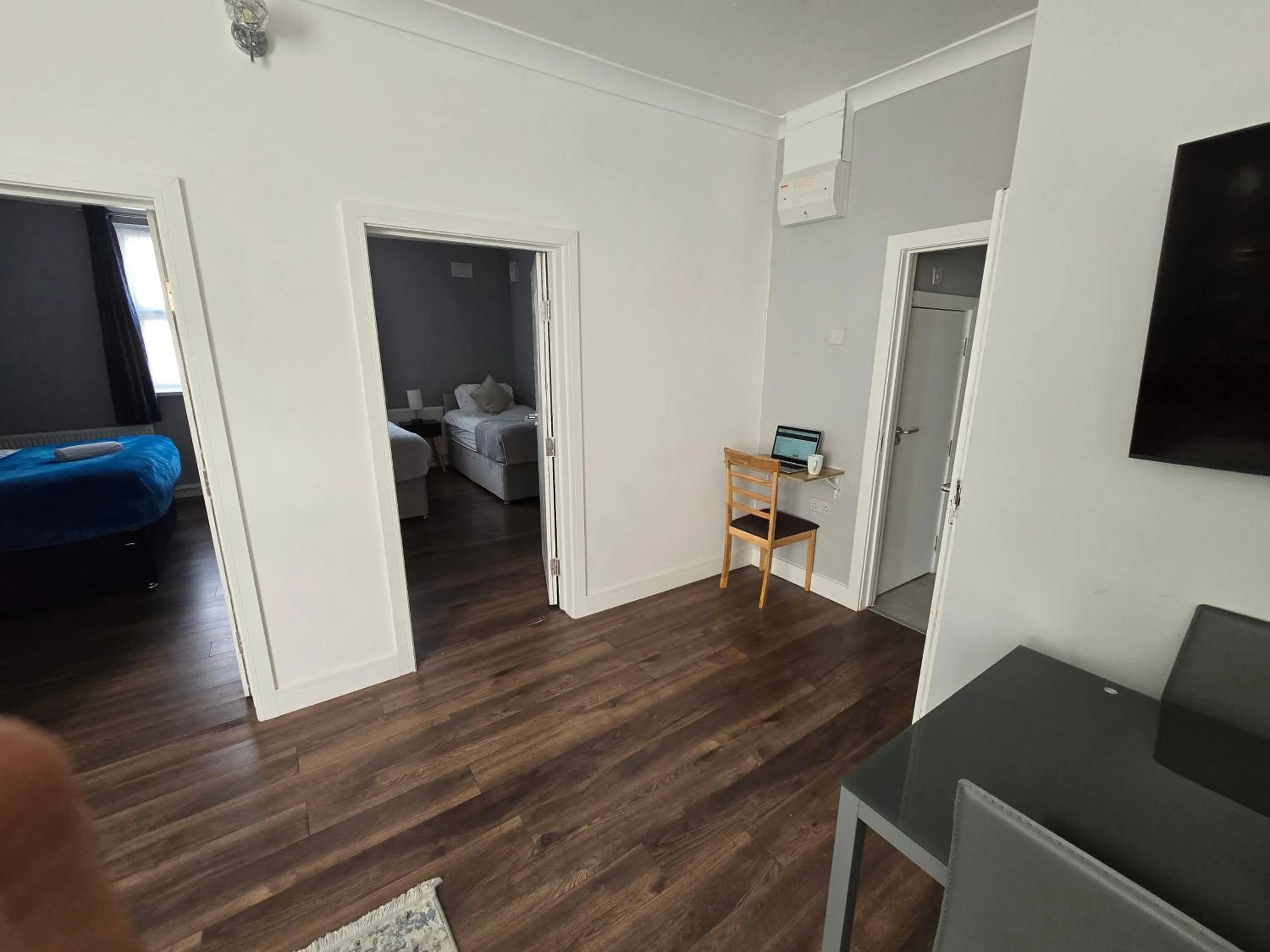 Living room in 2 Bed Town Centre Nr Theatre Free Park Wi-Fi & garden