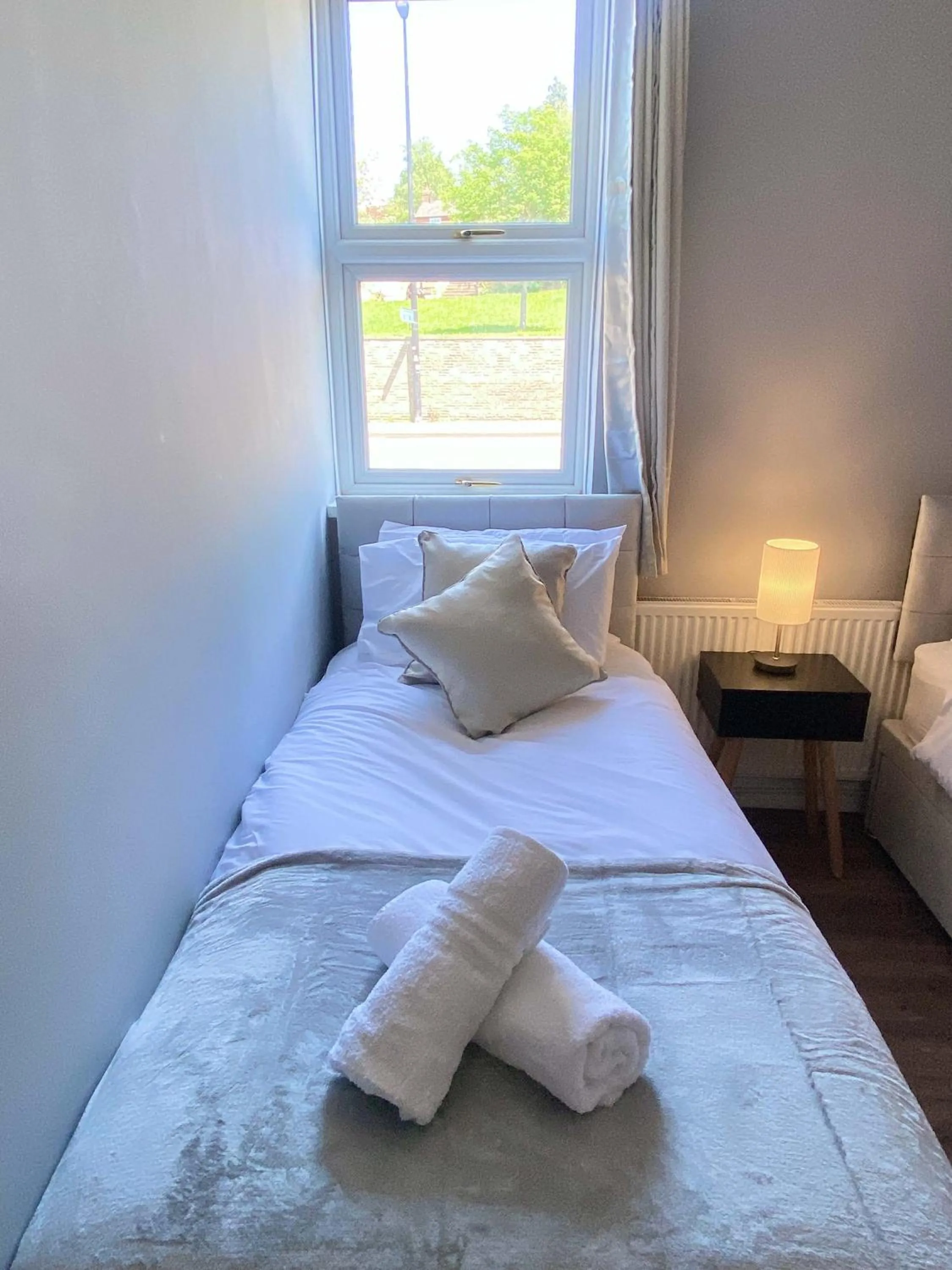 Bedroom, Bed in 2 Bed Town Centre Nr Theatre Free Park Wi-Fi & garden