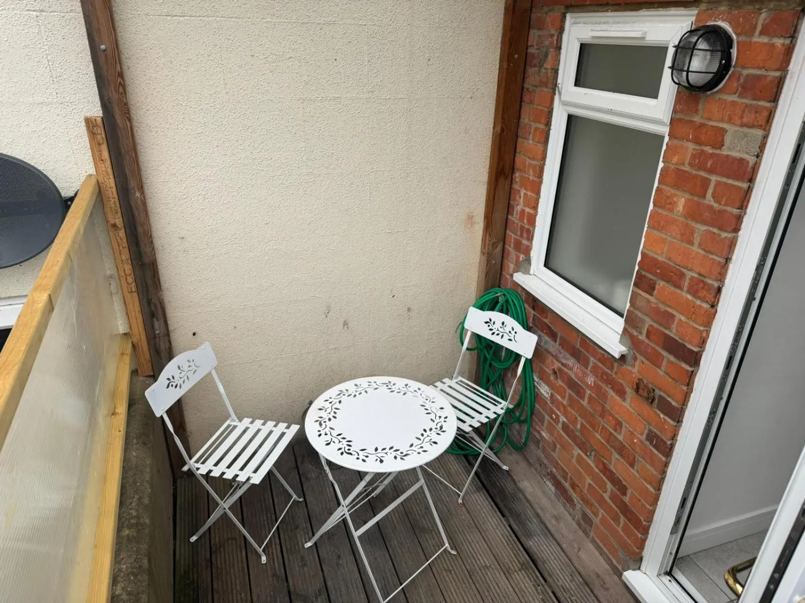 Patio in 2 Bed Town Centre Nr Theatre Free Park Wi-Fi & garden