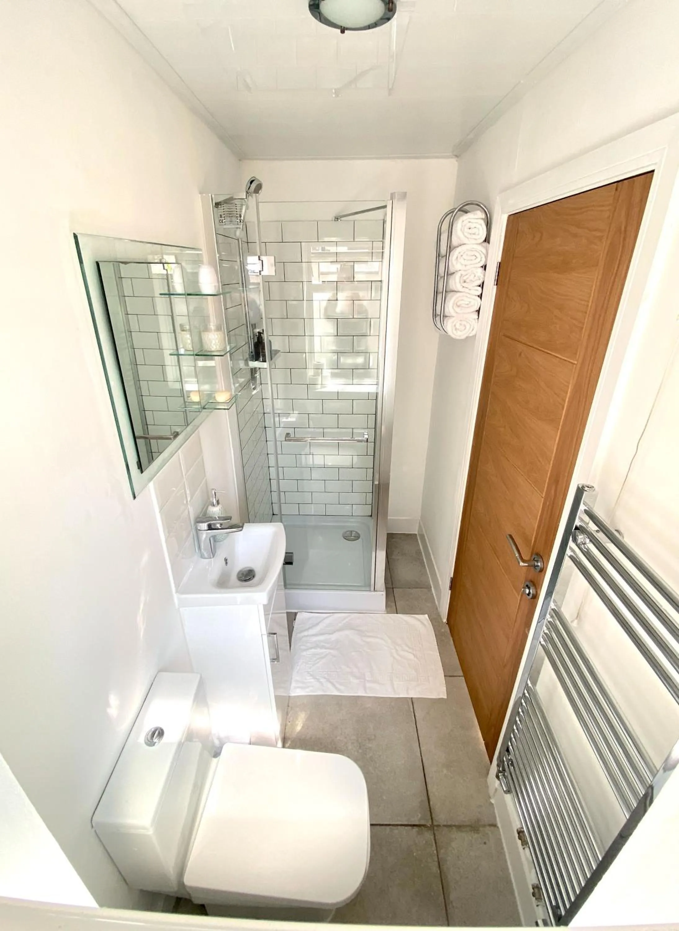 Shower in 2 Bed Town Centre Nr Theatre Free Park Wi-Fi & garden