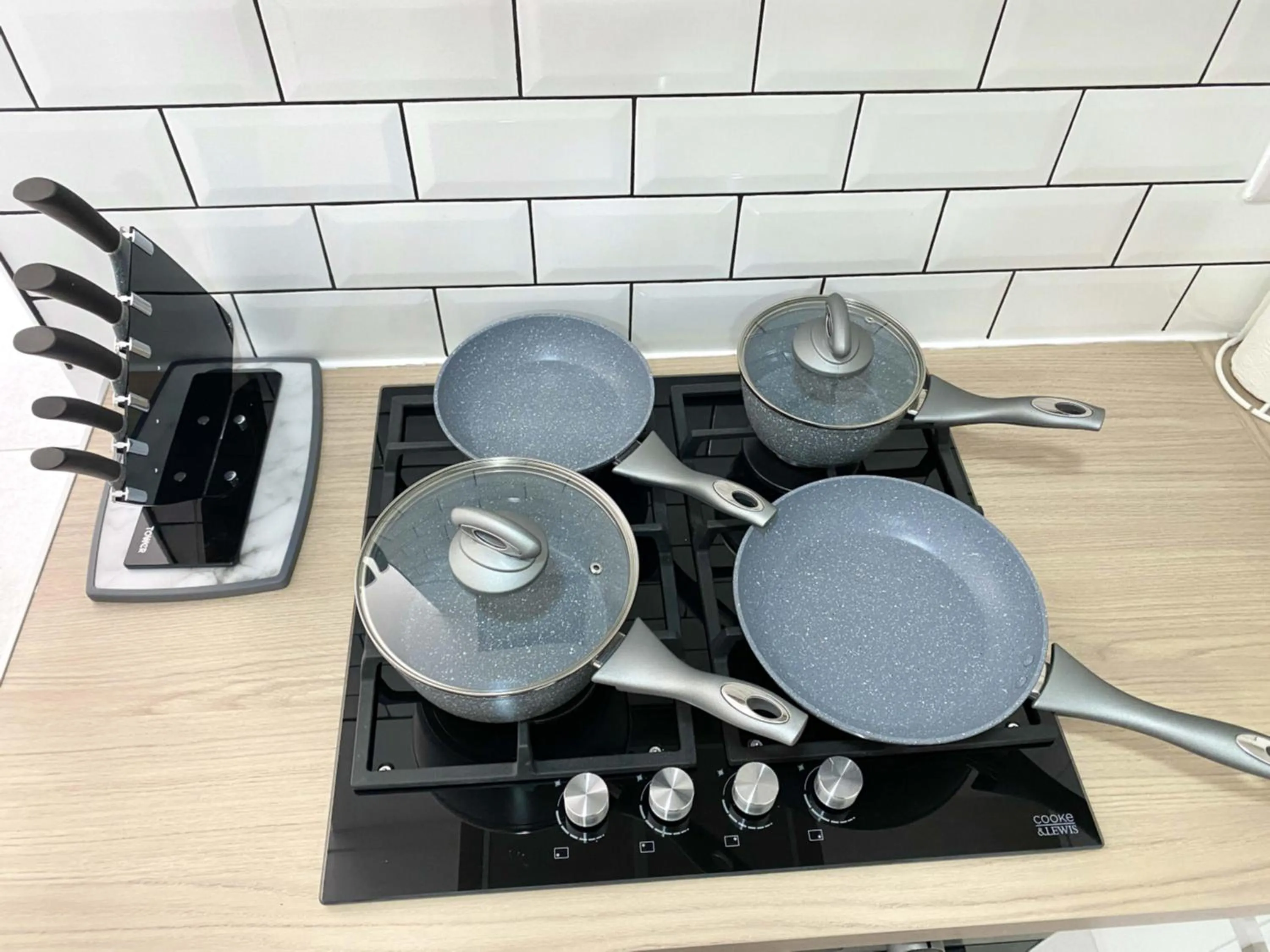 Kitchen or kitchenette in 2 Bed Town Centre Nr Theatre Free Park Wi-Fi & garden