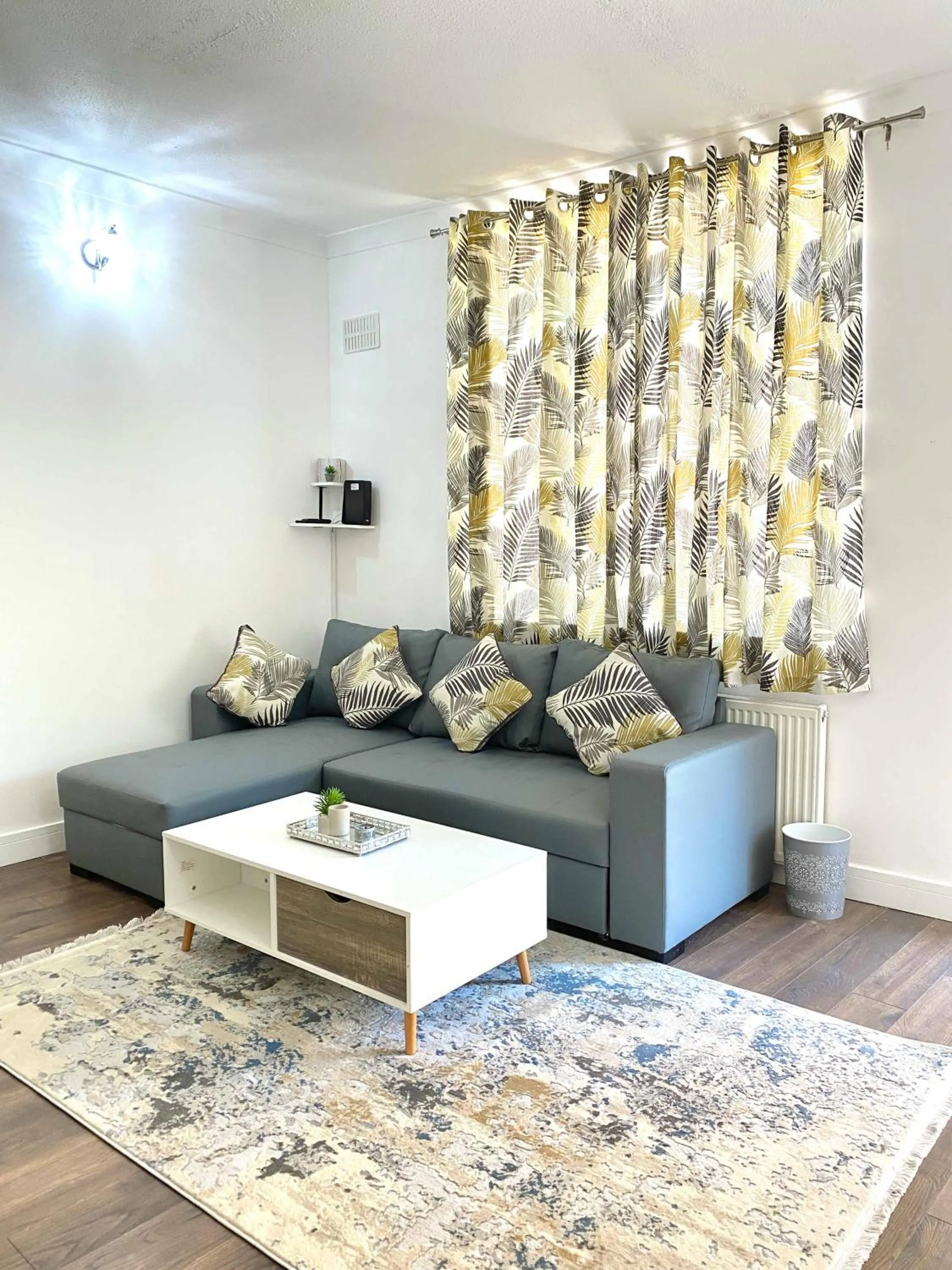 Living room in 2 Bed Town Centre Nr Theatre Free Park Wi-Fi & garden