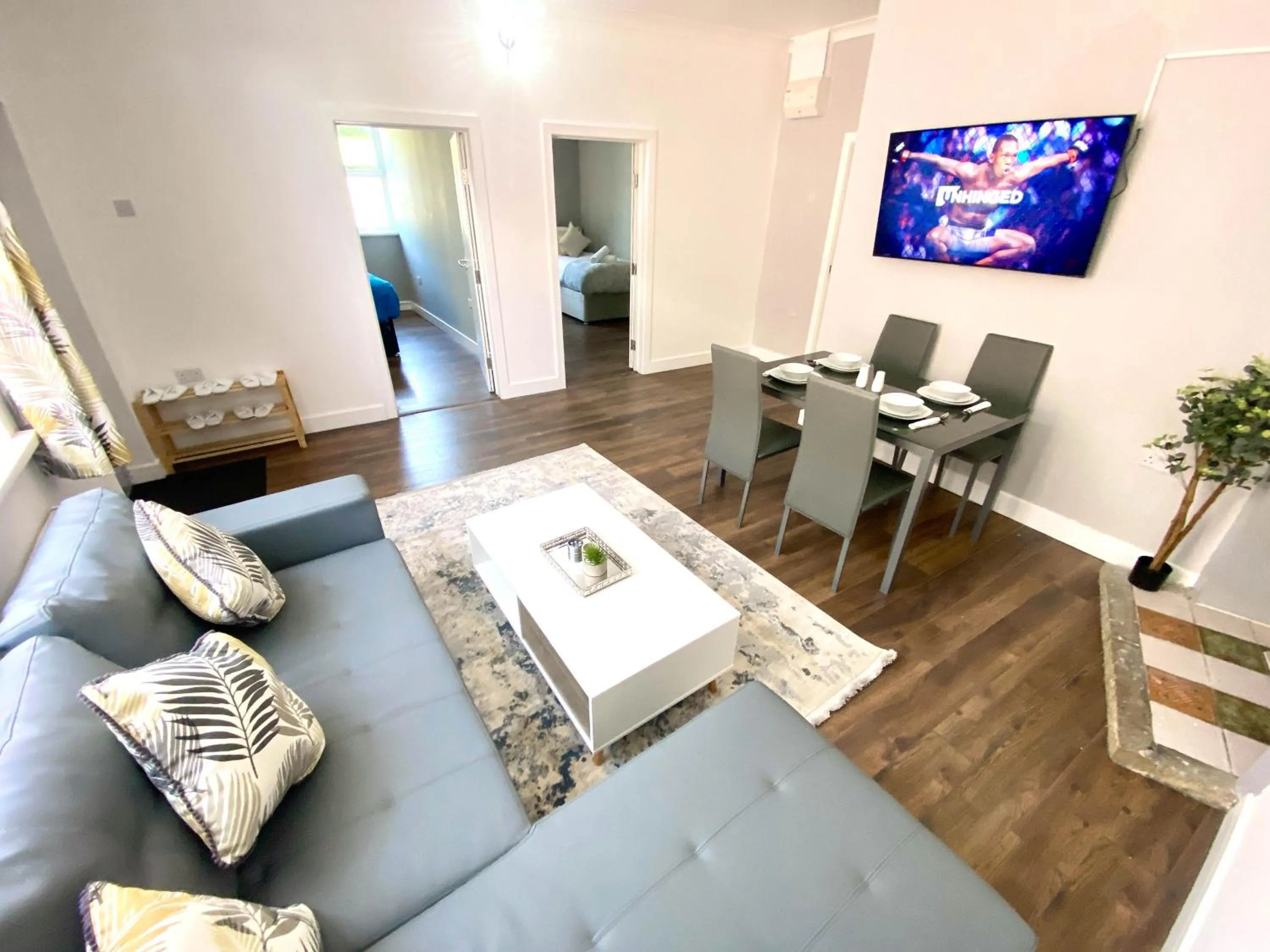 TV and multimedia in 2 Bed Town Centre Nr Theatre Free Park Wi-Fi & garden