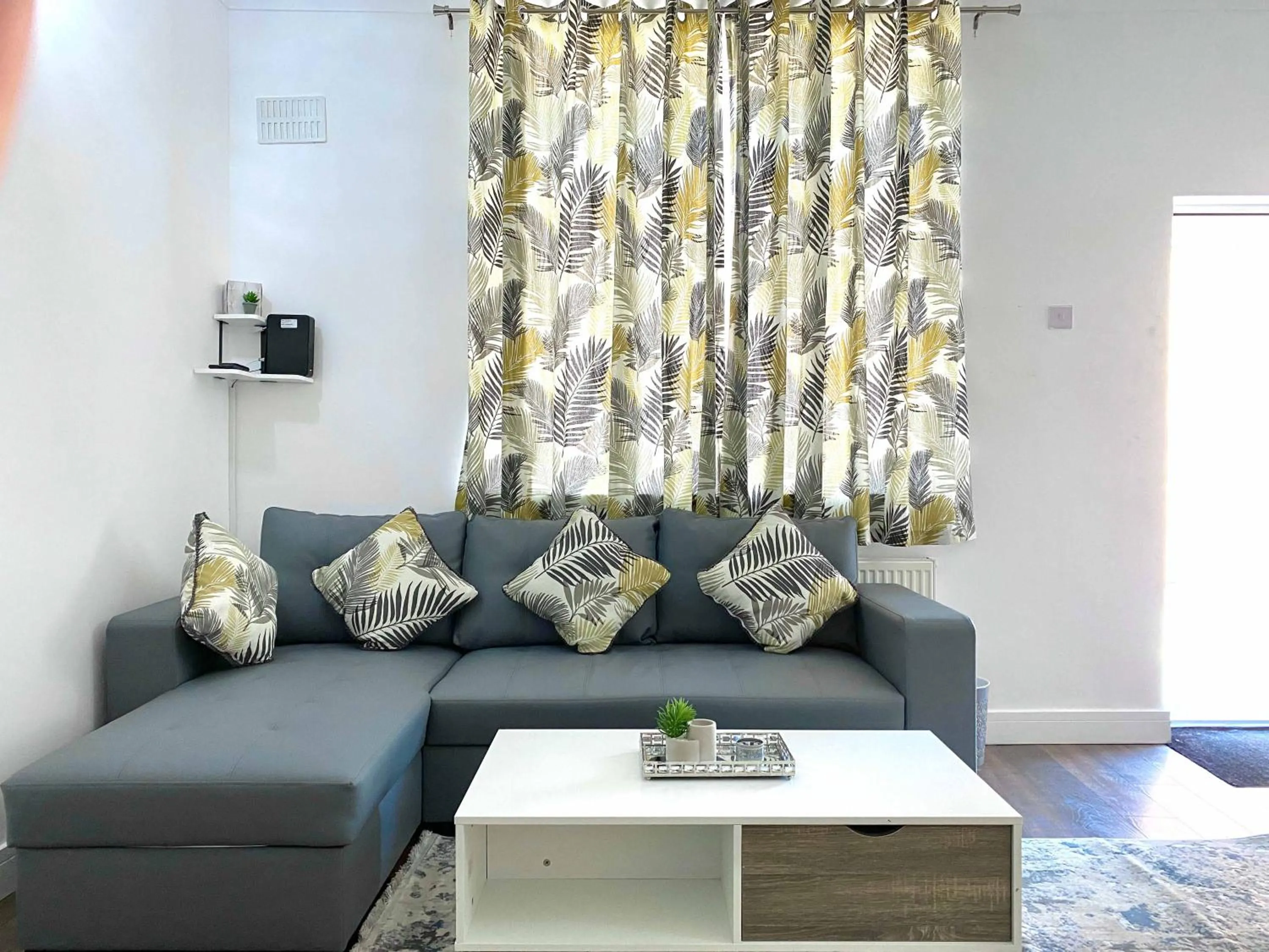 Living room in 2 Bed Town Centre Nr Theatre Free Park Wi-Fi & garden