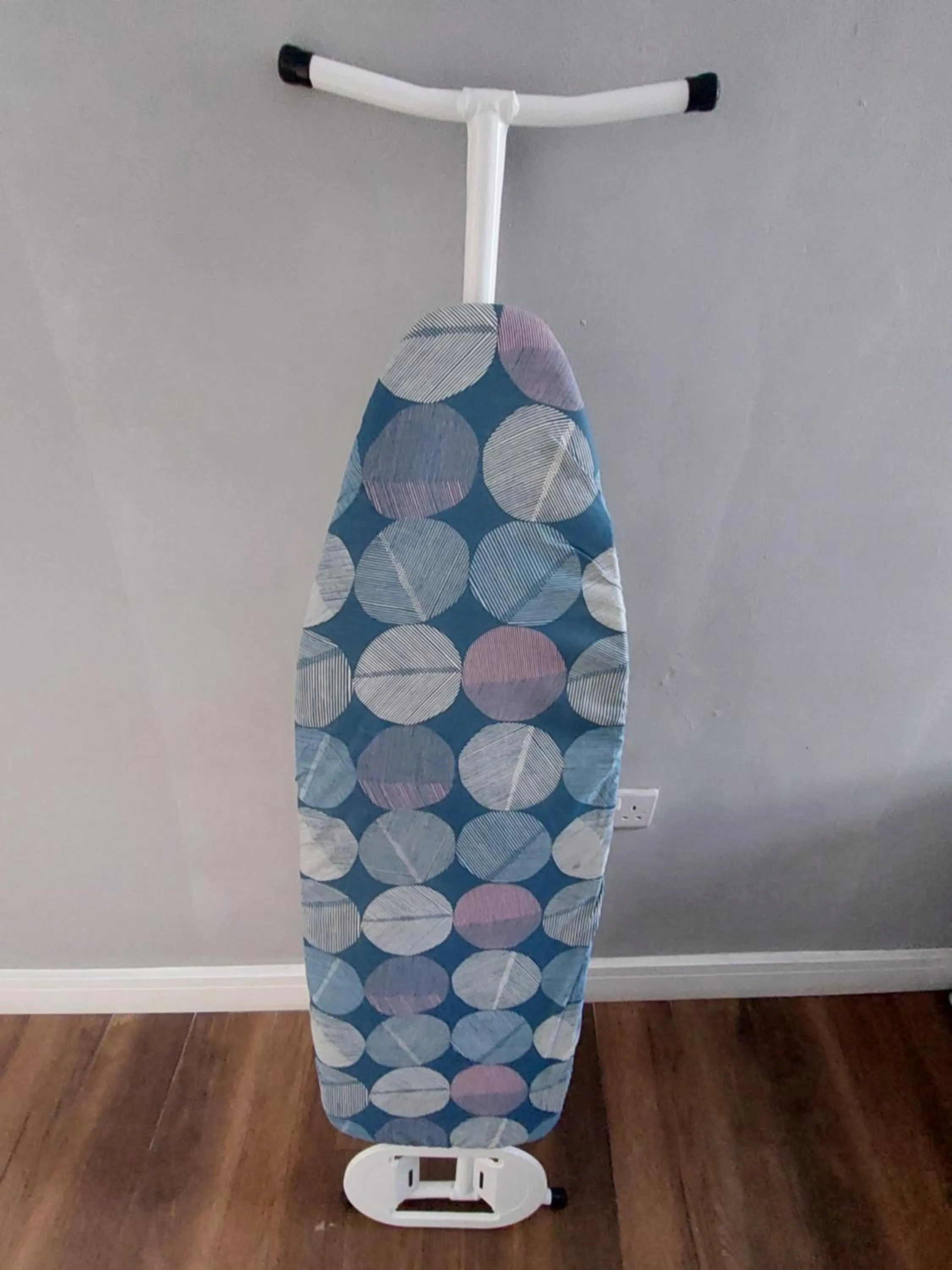 furniture in 2 Bed Town Centre Nr Theatre Free Park Wi-Fi & garden