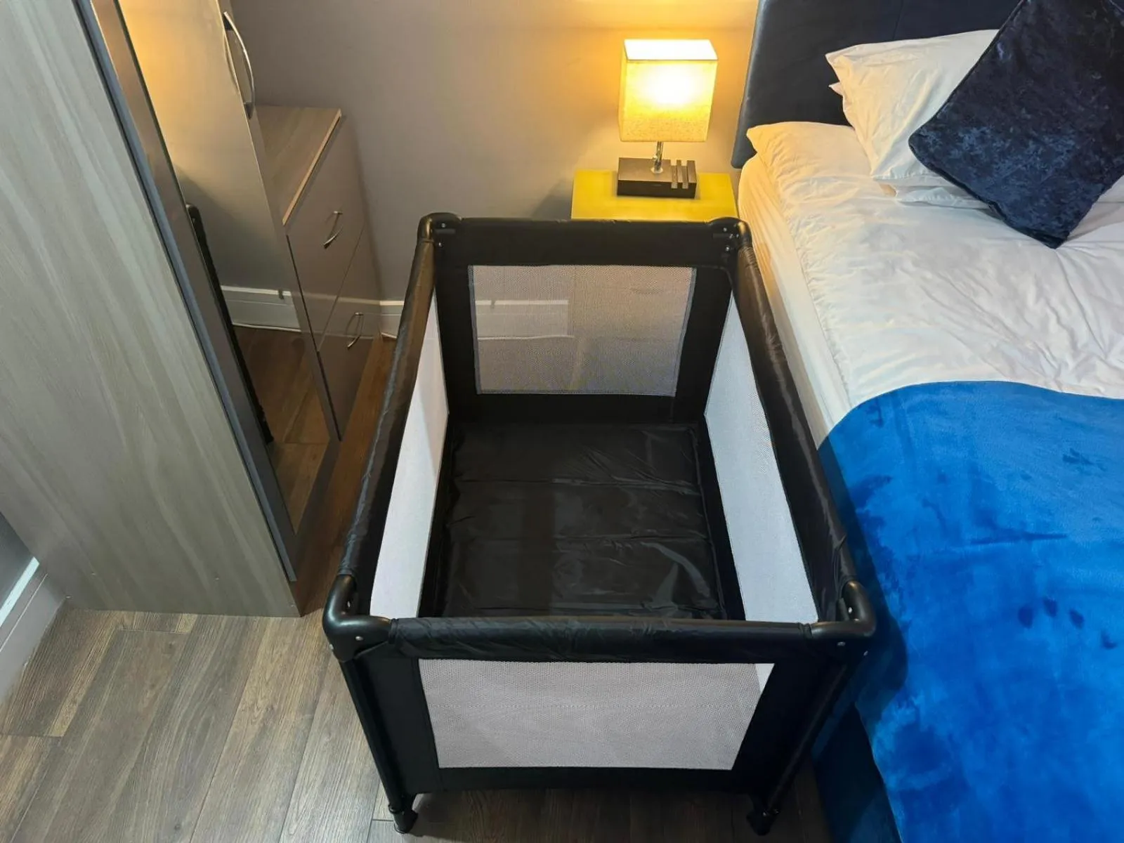 Bed in 2 Bed Town Centre Nr Theatre Free Park Wi-Fi & garden