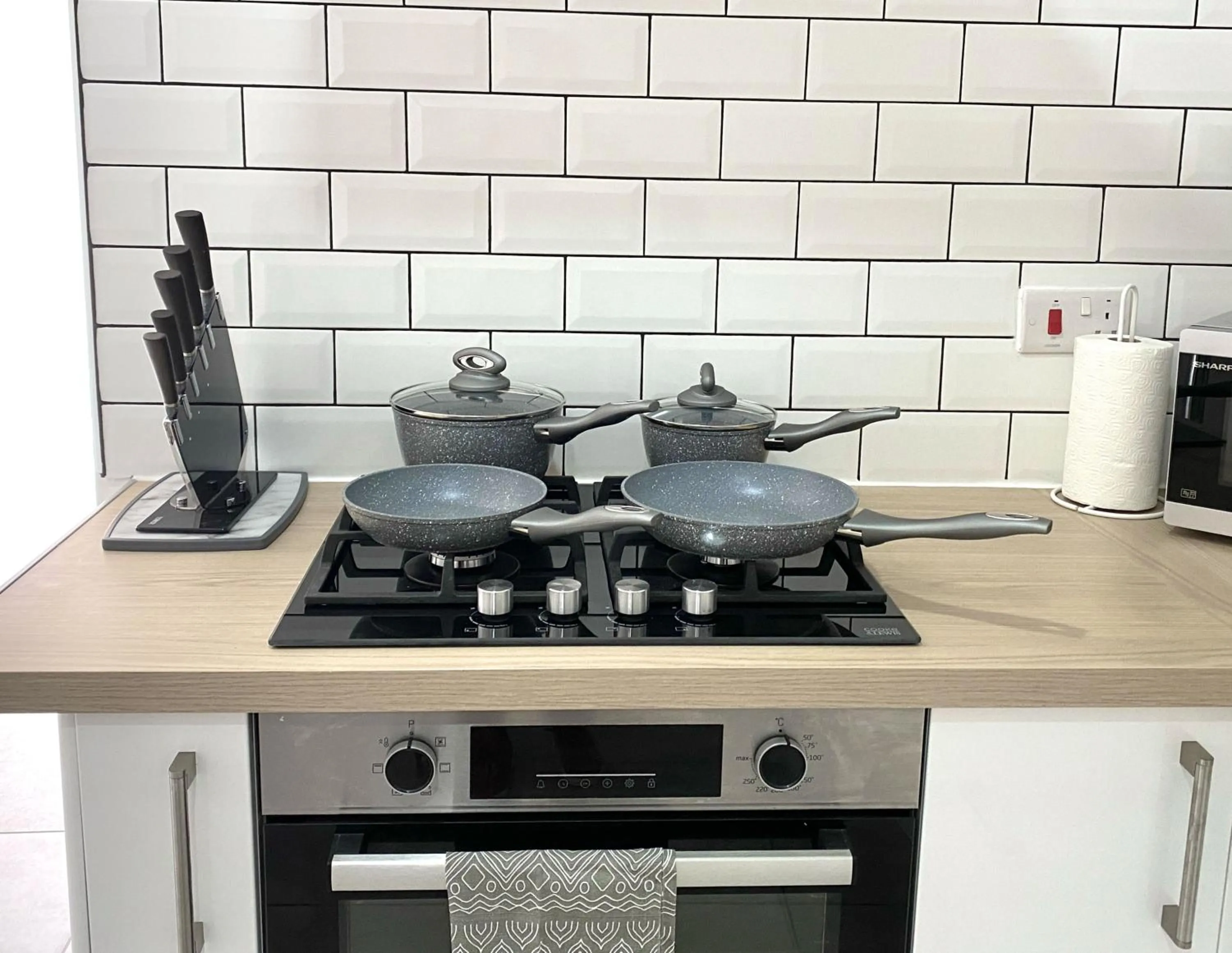 Kitchen or kitchenette in 2 Bed Town Centre Nr Theatre Free Park Wi-Fi & garden