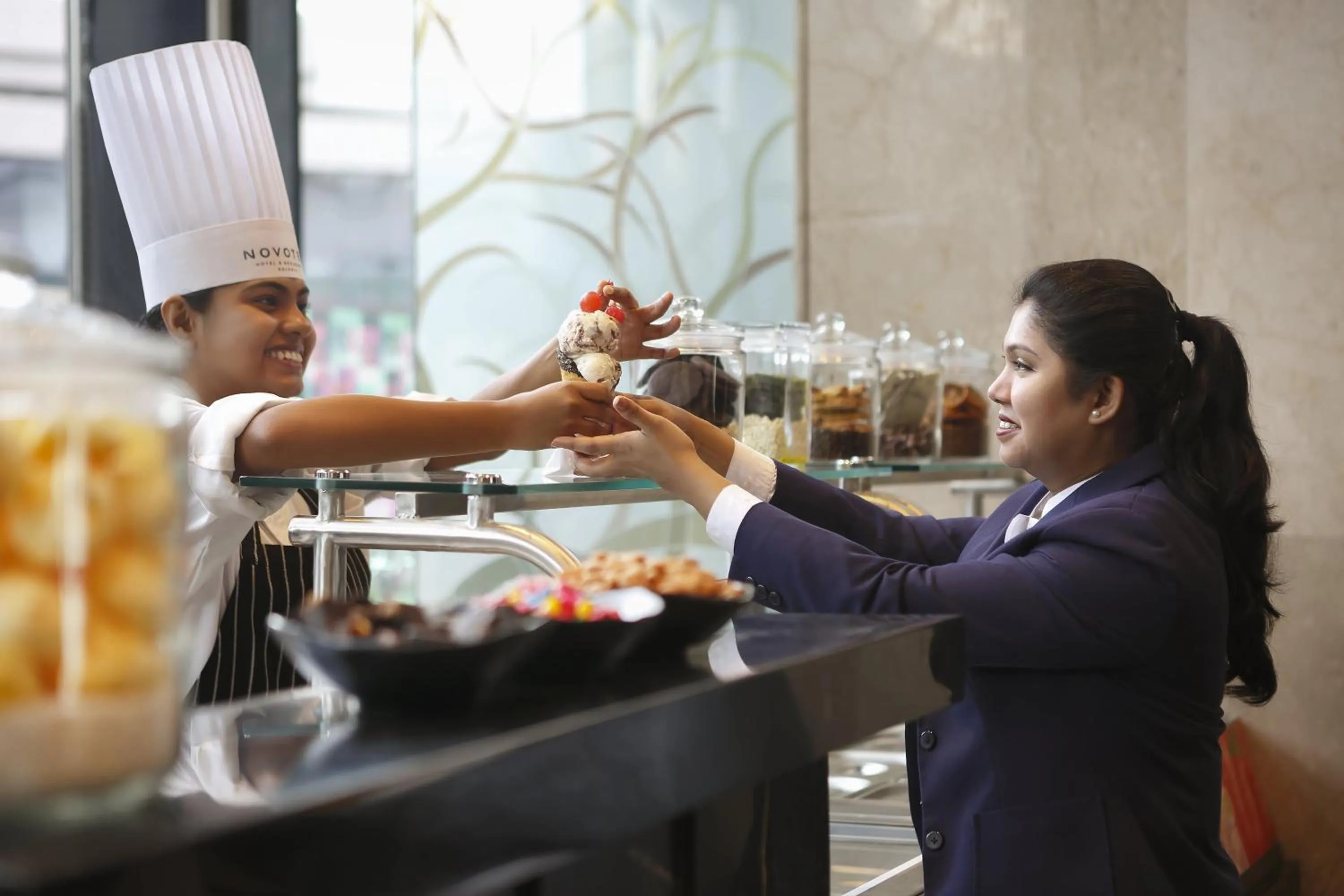 Restaurant/places to eat in Novotel Kolkata Hotel and Residences