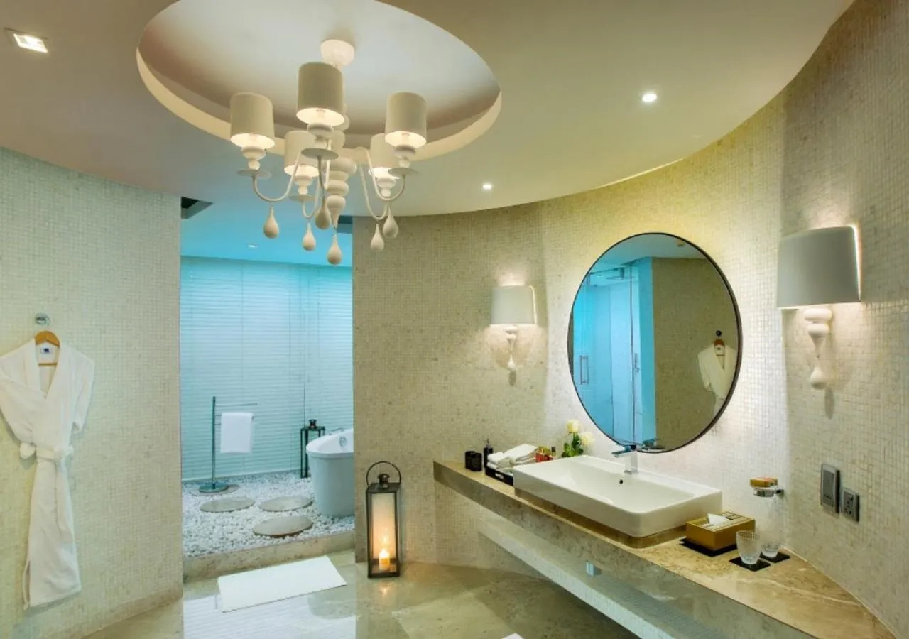 Shower in Novotel Kolkata Hotel and Residences