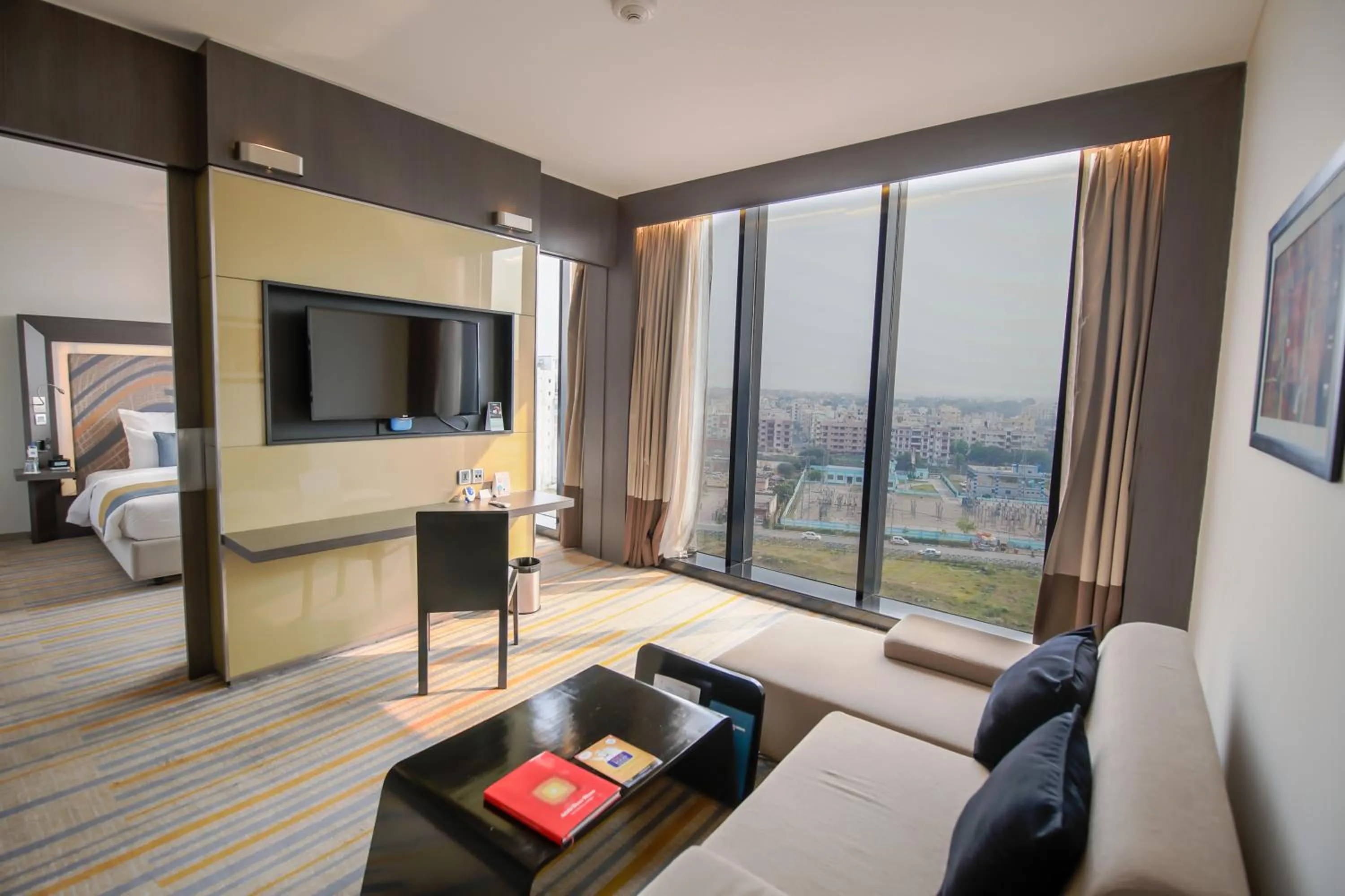 Coffee/tea facilities, Bed in Novotel Kolkata Hotel and Residences