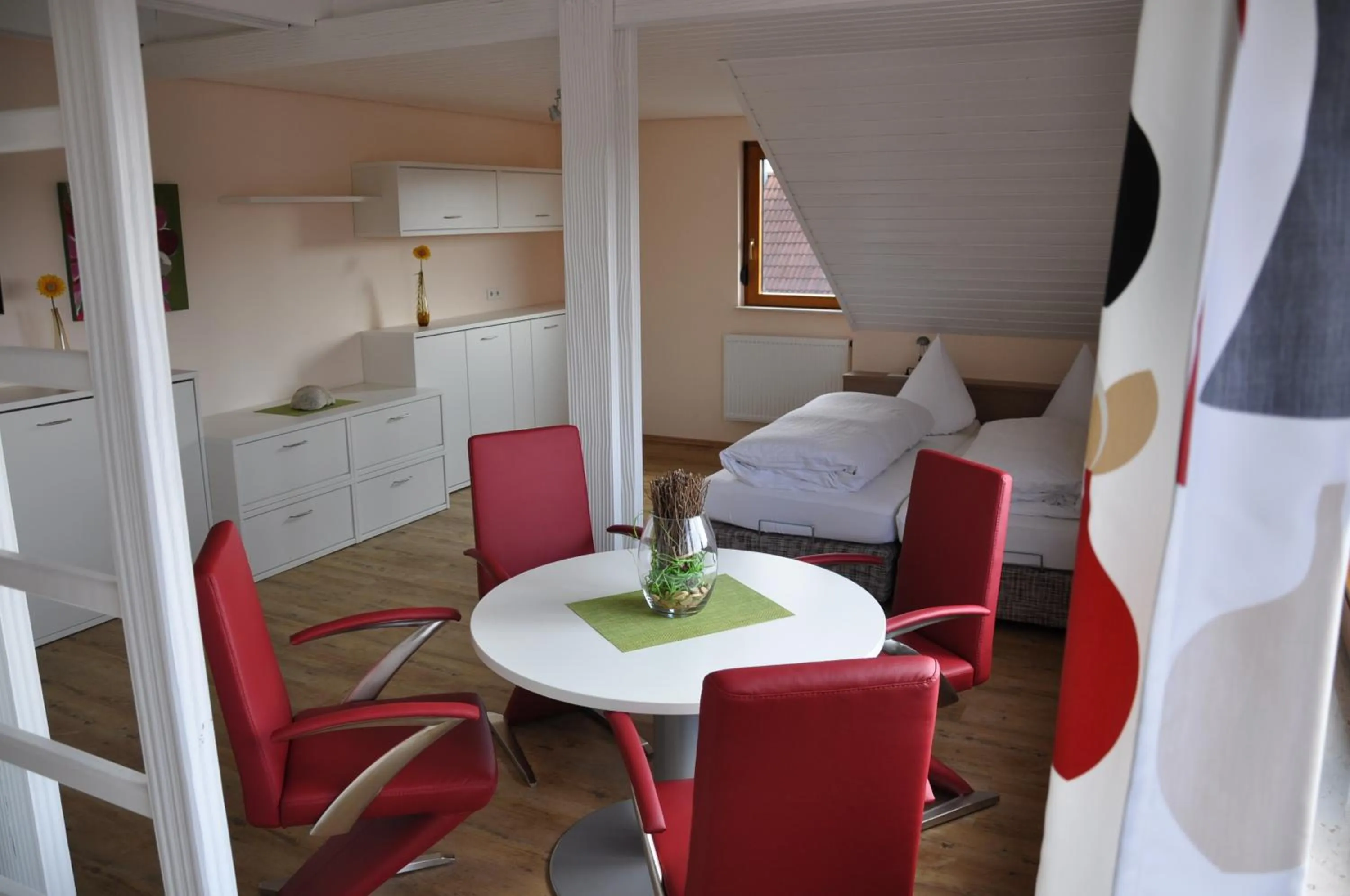 Dining area, Bed in Löwen Hotel & Restaurant