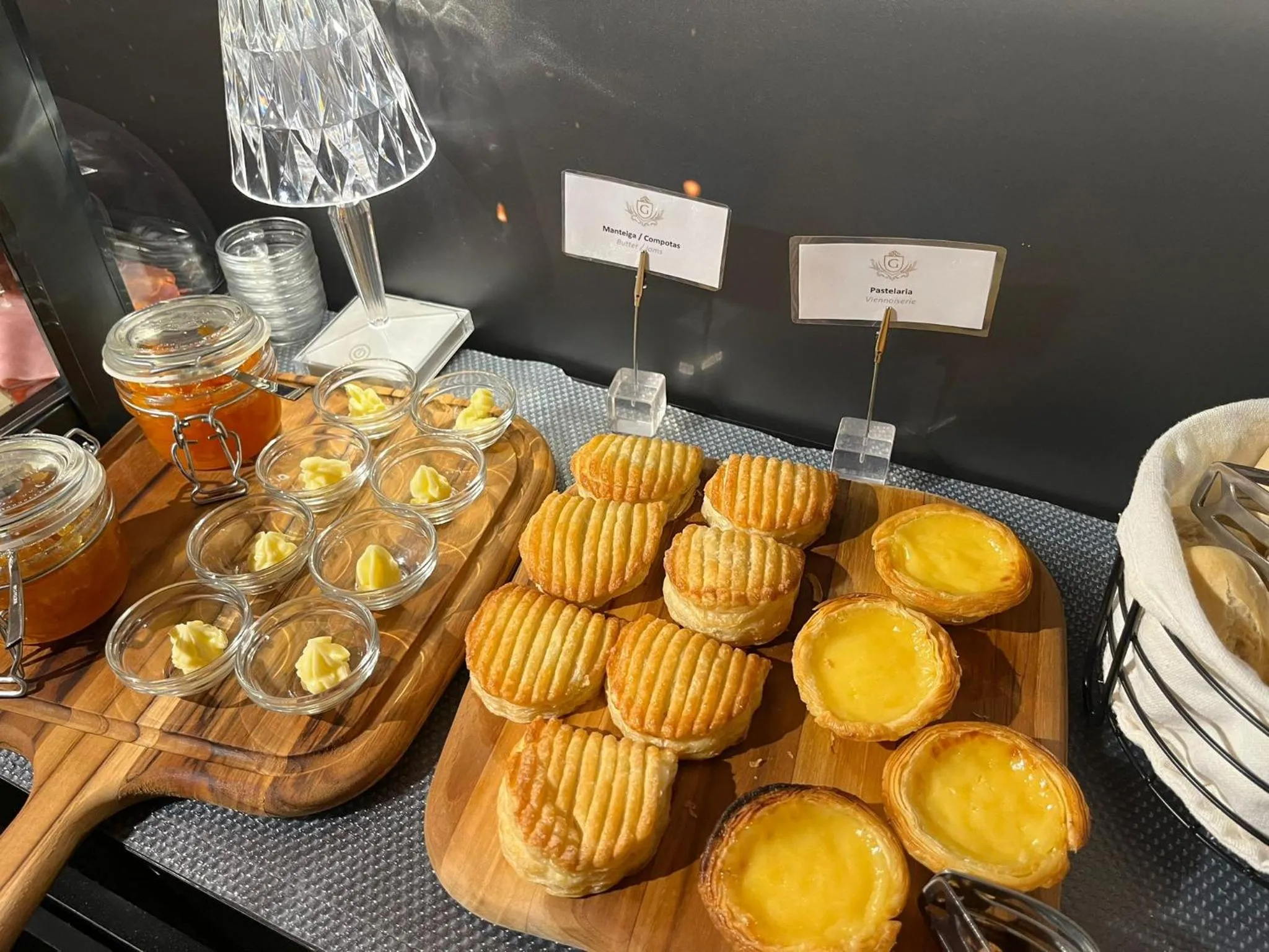 Restaurant/places to eat in Golden Lisbon Hotel