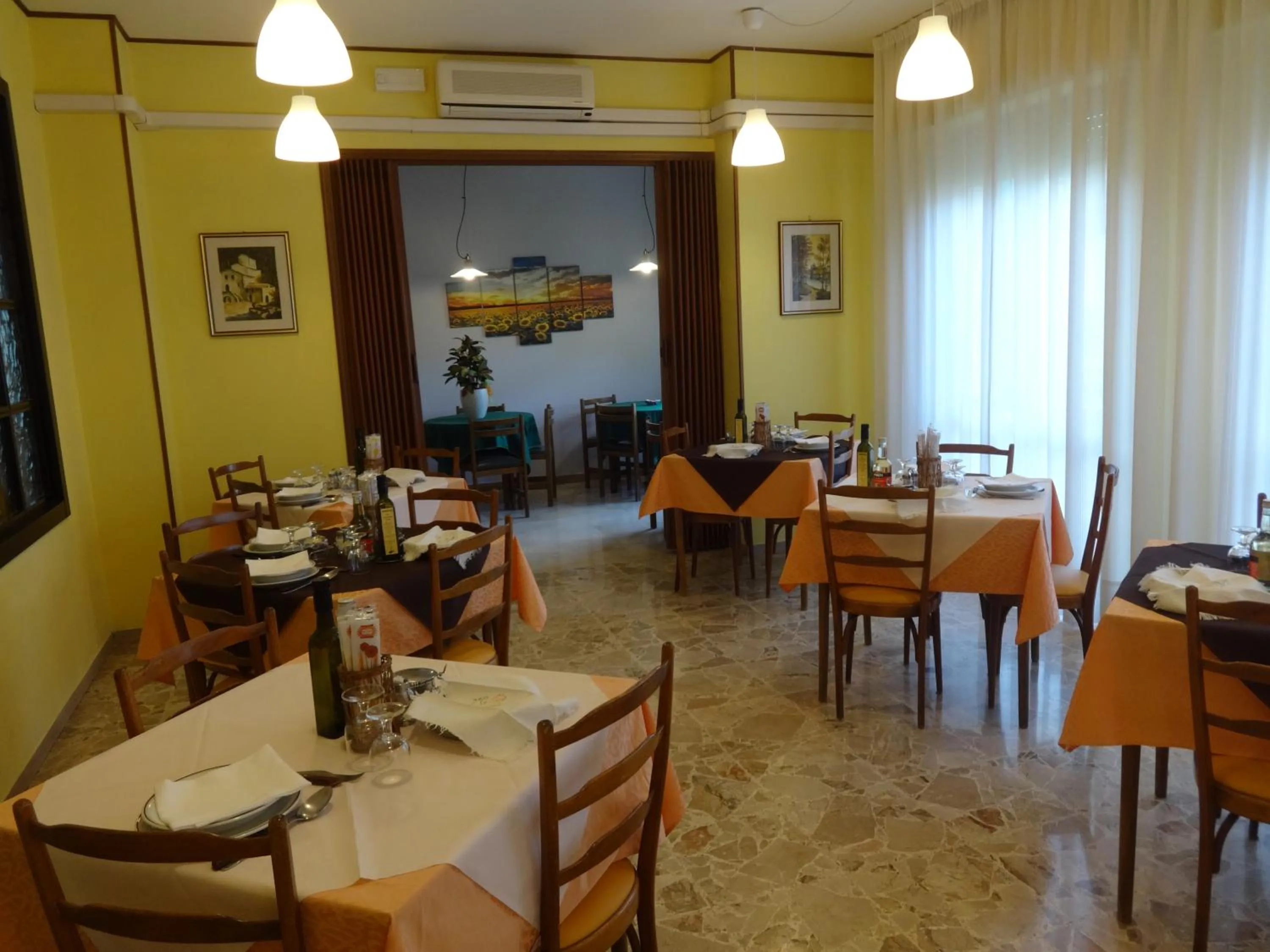 Restaurant/places to eat in Hotel Saturno