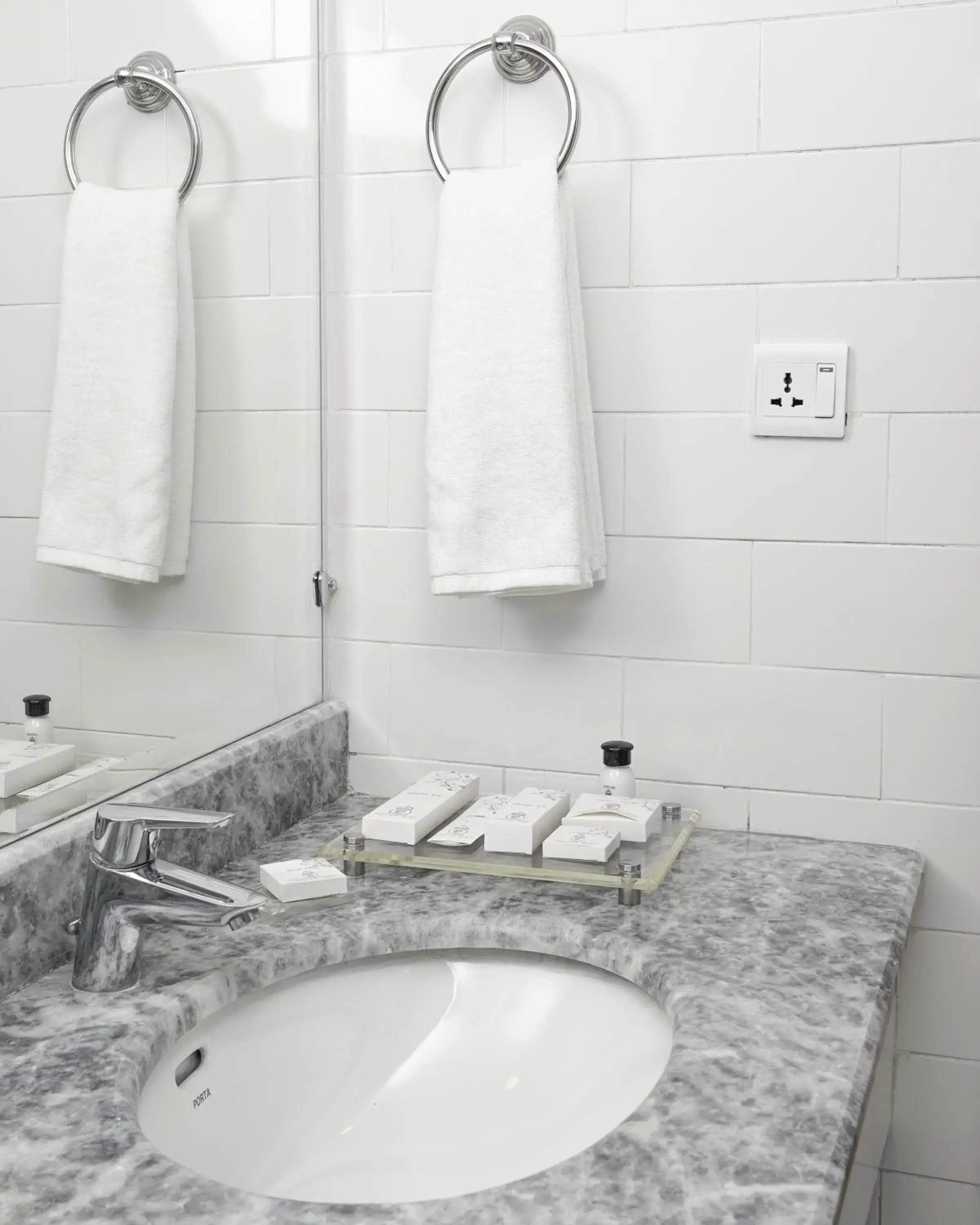 Deluxe Twin Room in Faletti's Express- Shimla Hill Deluxe Twin Room in Faletti's Express- Shimla Hill