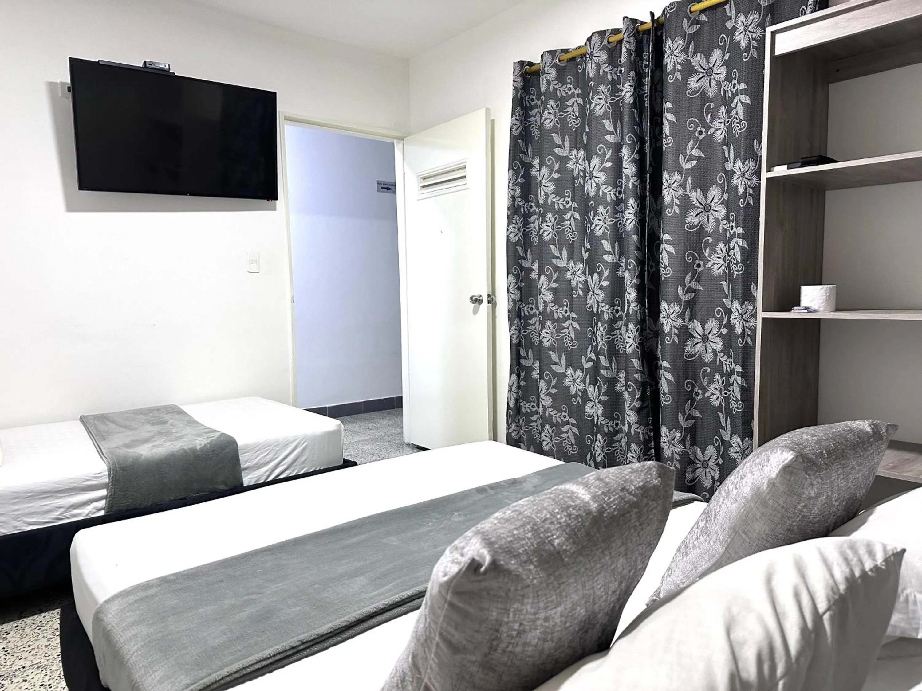 Communal lounge/ TV room in Hotel Guayacanes 70