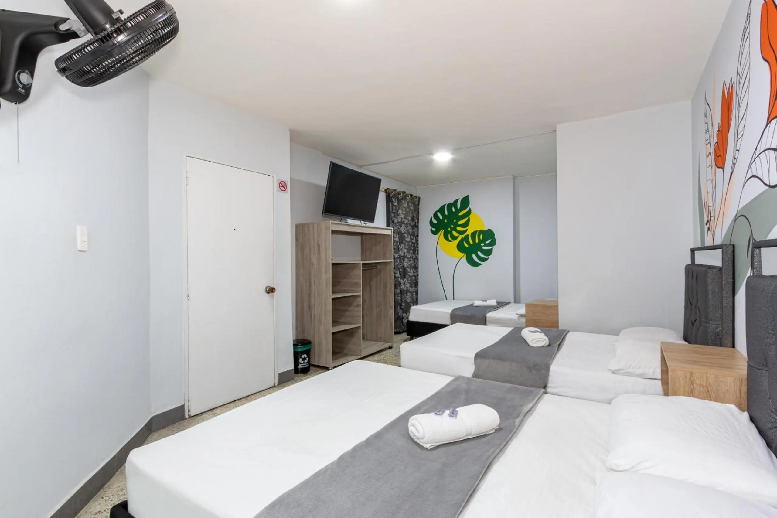 Communal lounge/ TV room in Hotel Guayacanes 70