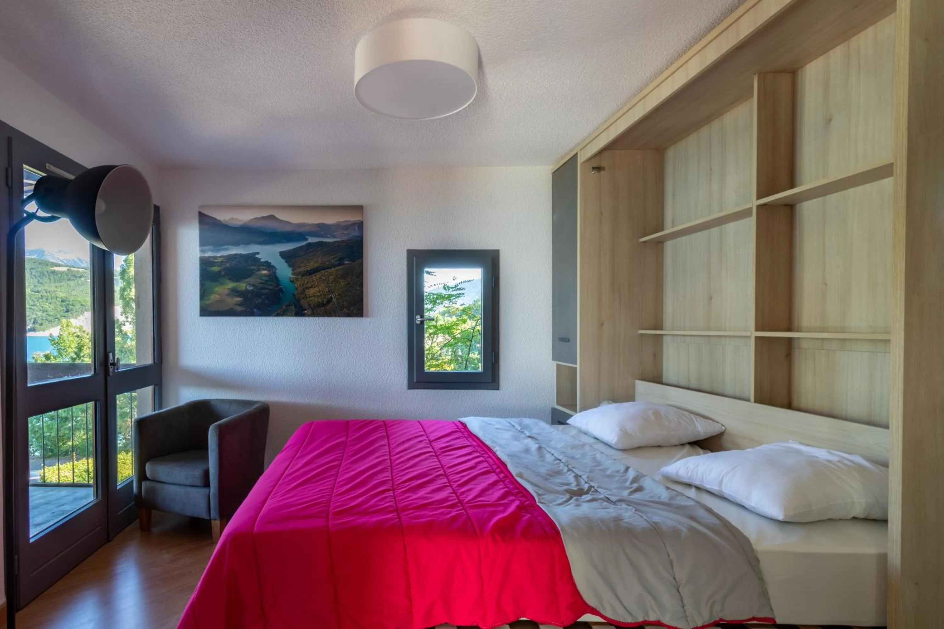 Photo of the whole room, Bed in L'Ecrin du Lac