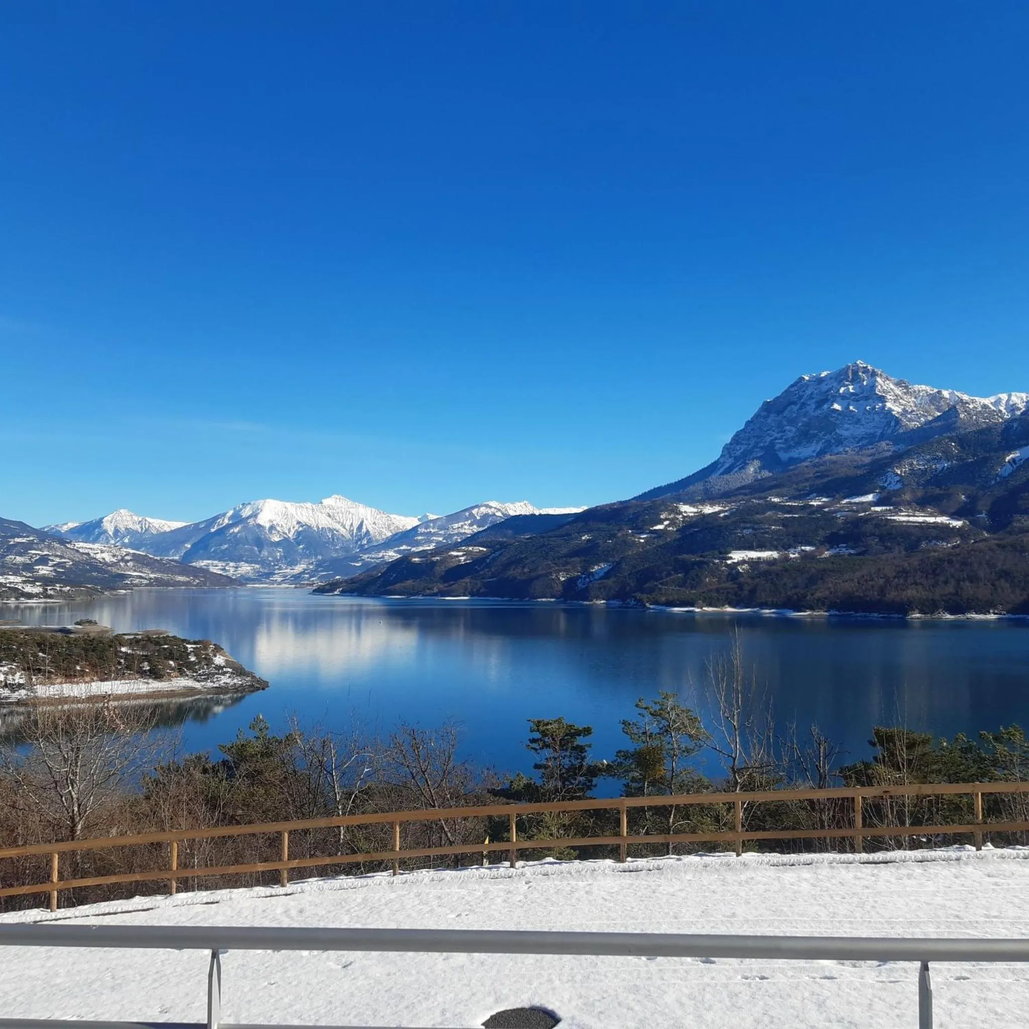 Lake view in L'Ecrin du Lac