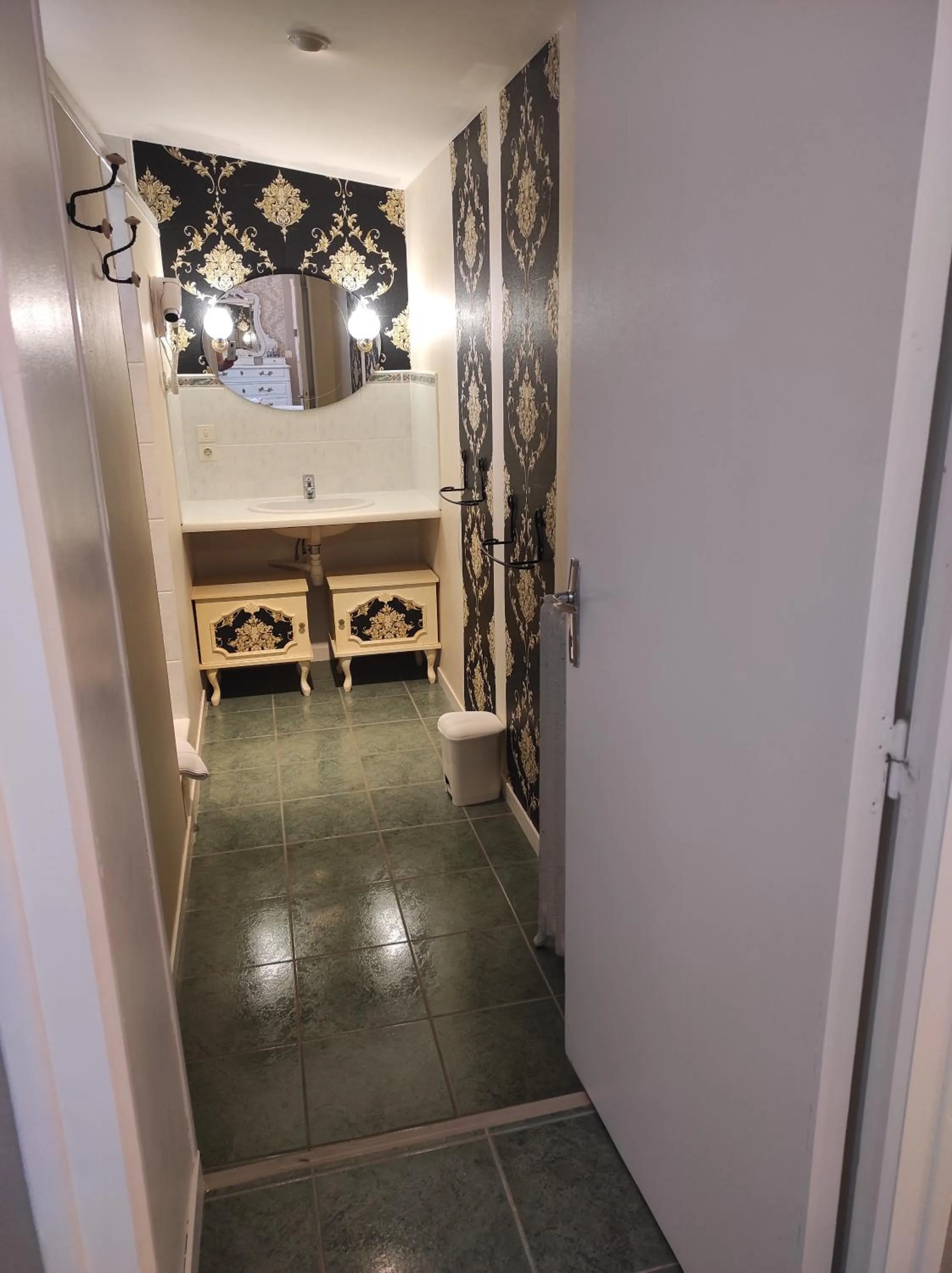 Shower in La Clef Dort