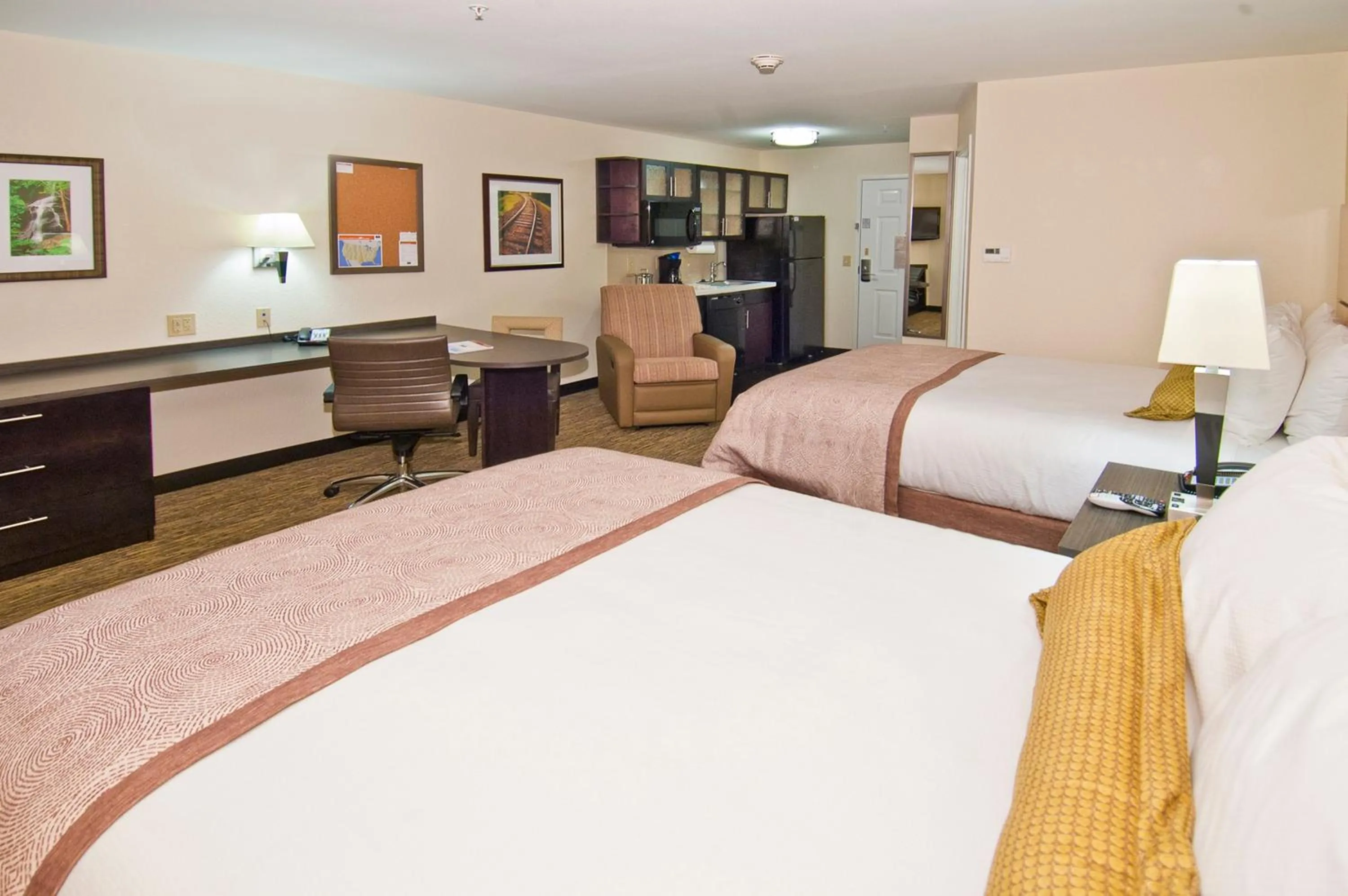 Photo of the whole room, Bed in Candlewood Suites Tupelo by IHG