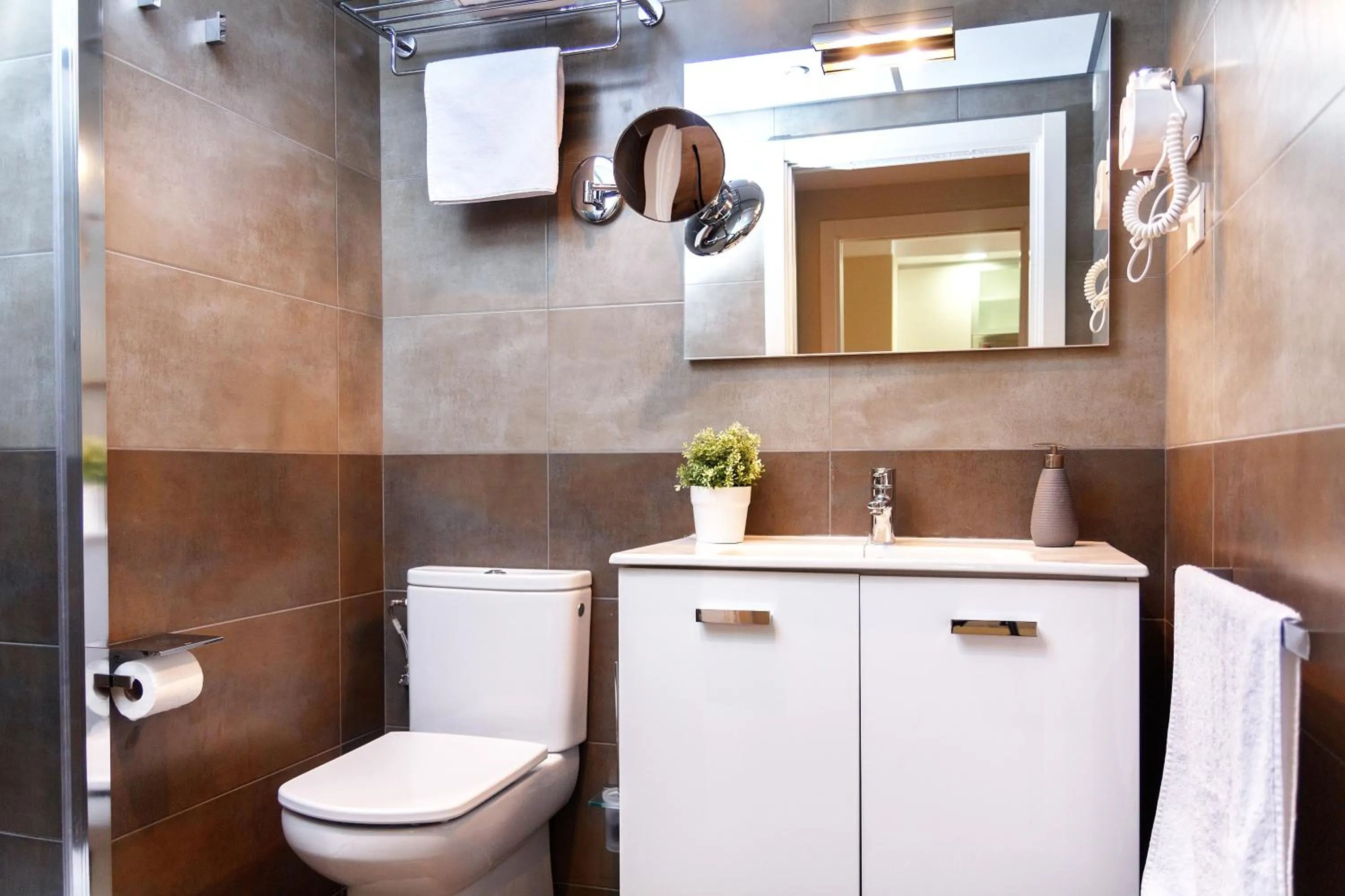 Toilet in Feelathome Plaza Apartments