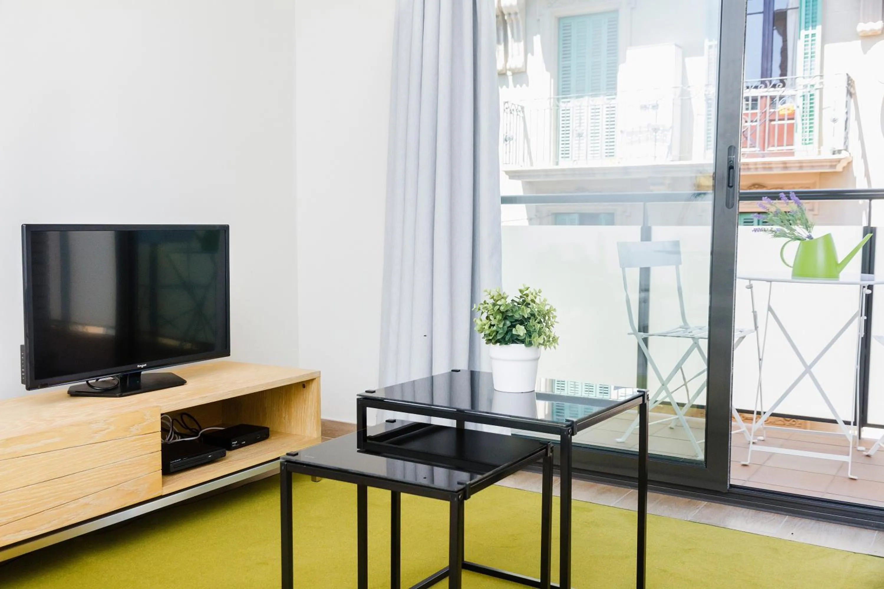 TV and multimedia in Feelathome Plaza Apartments