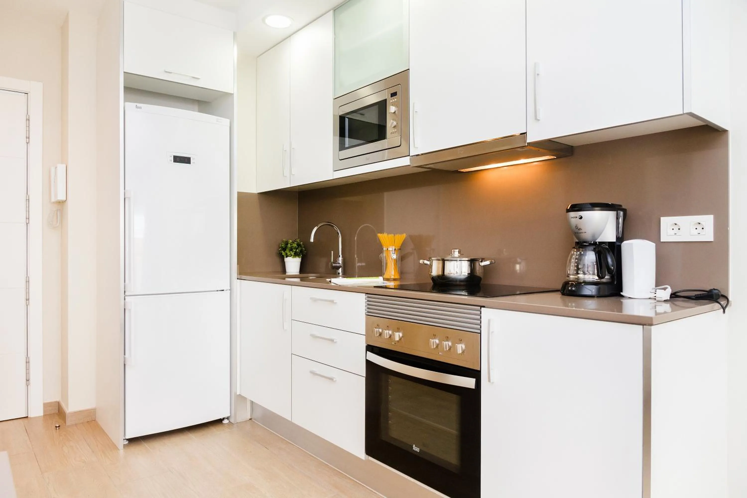 Coffee/tea facilities in Feelathome Plaza Apartments