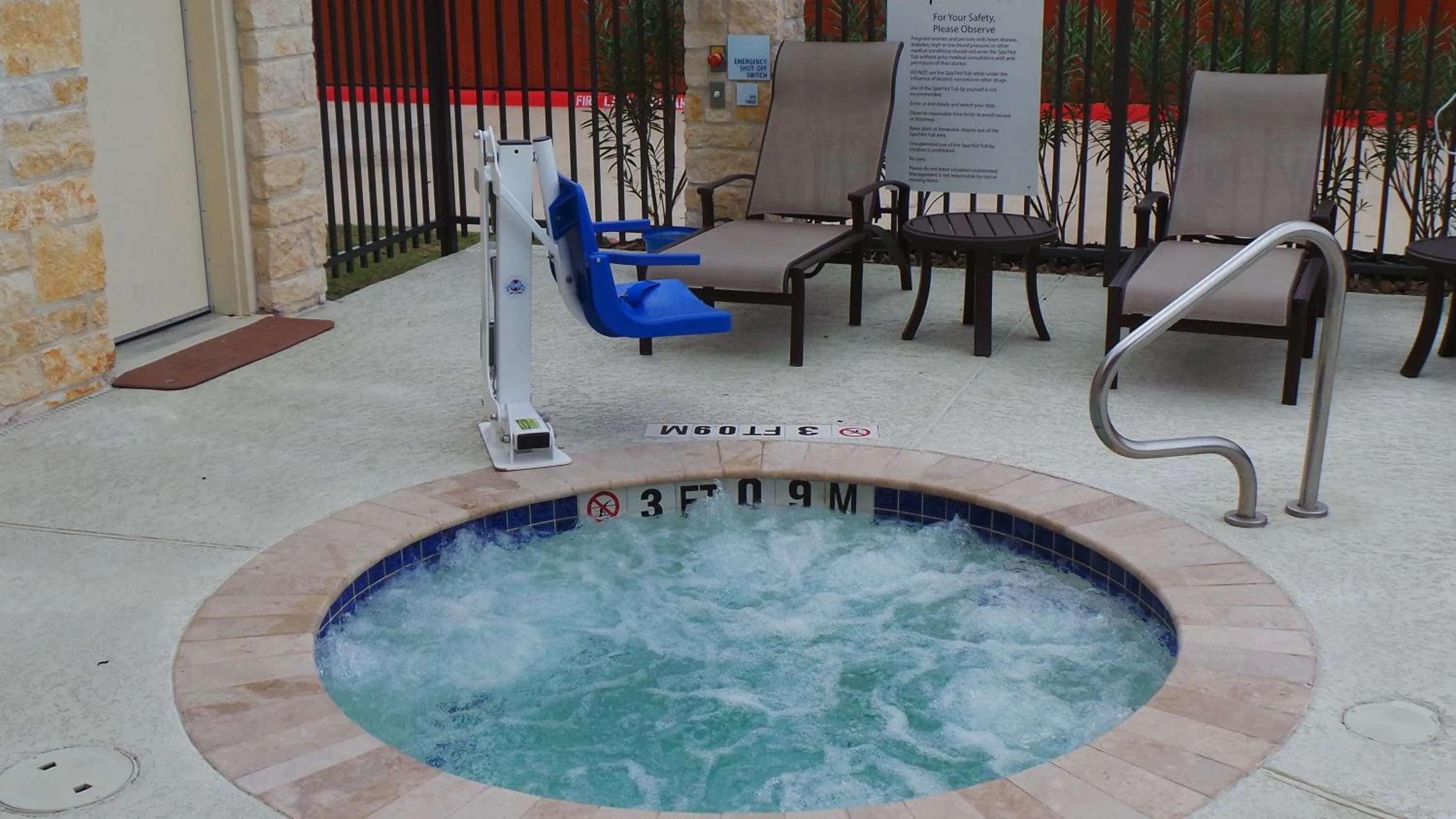 Swimming pool in Holiday Inn Express and Suites Atascocita - Humble - Kingwood by IHG