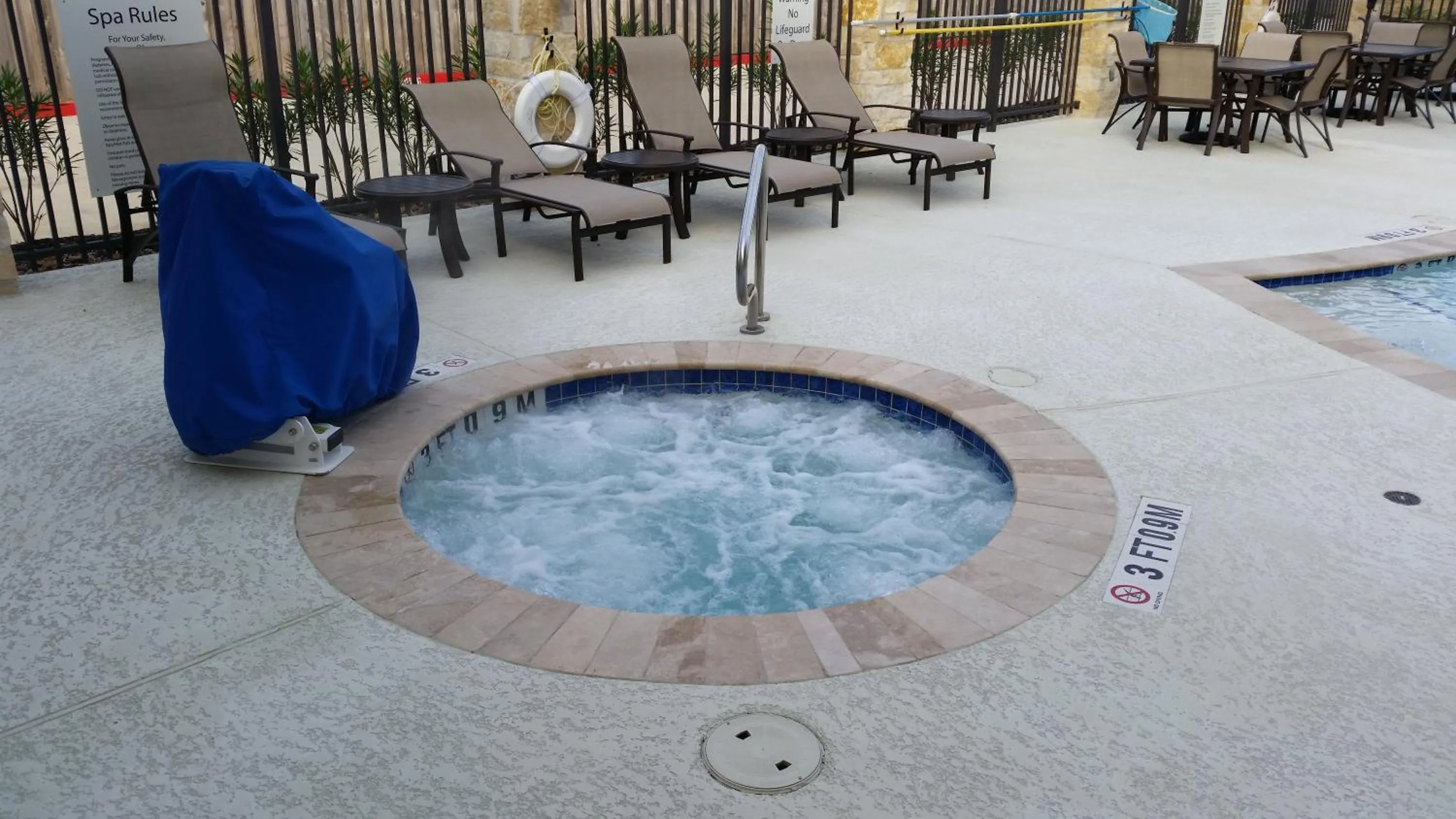 Swimming pool in Holiday Inn Express and Suites Atascocita - Humble - Kingwood by IHG
