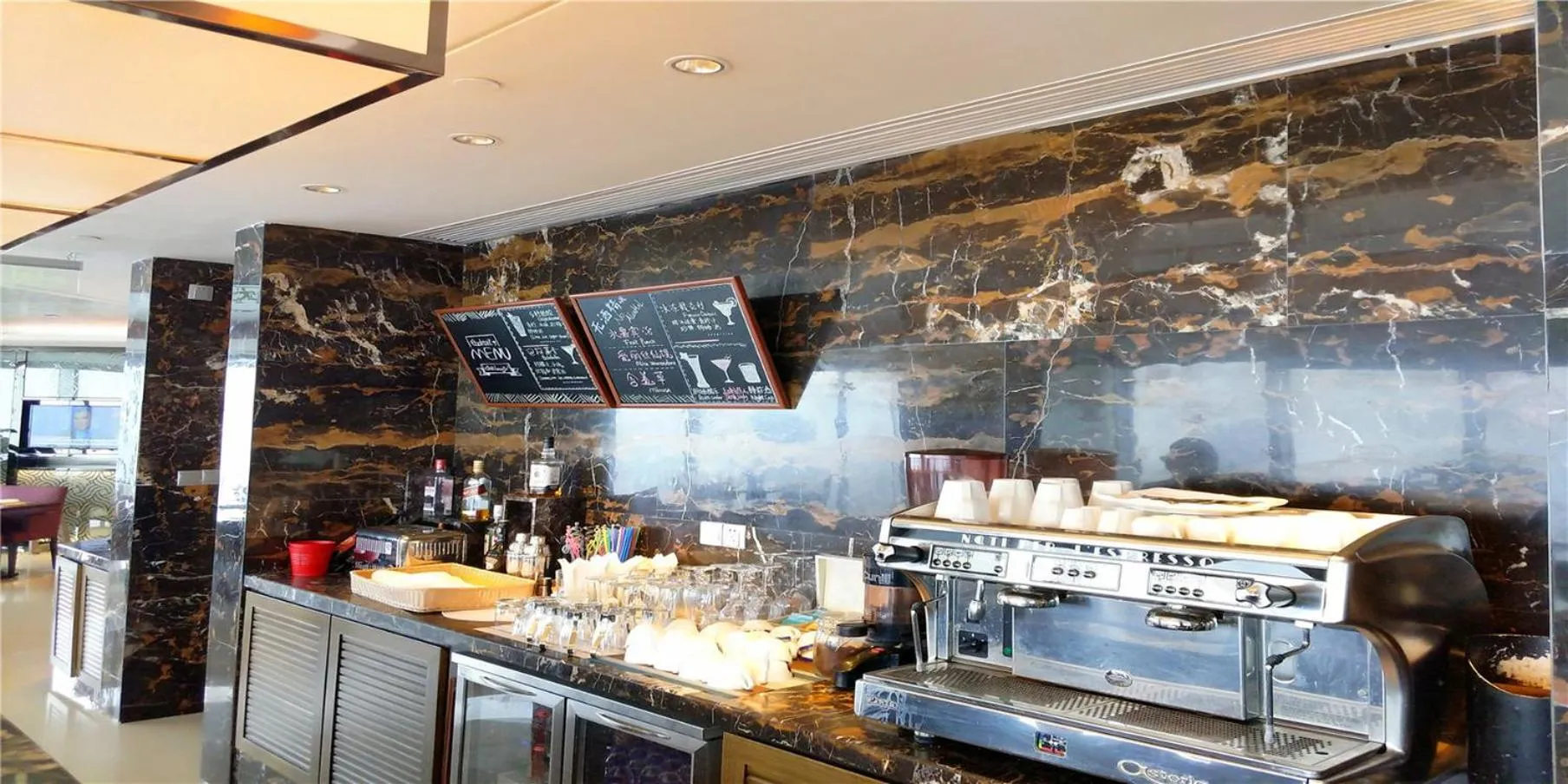 Lounge or bar in Crowne Plaza Shaoxing, an IHG Hotel