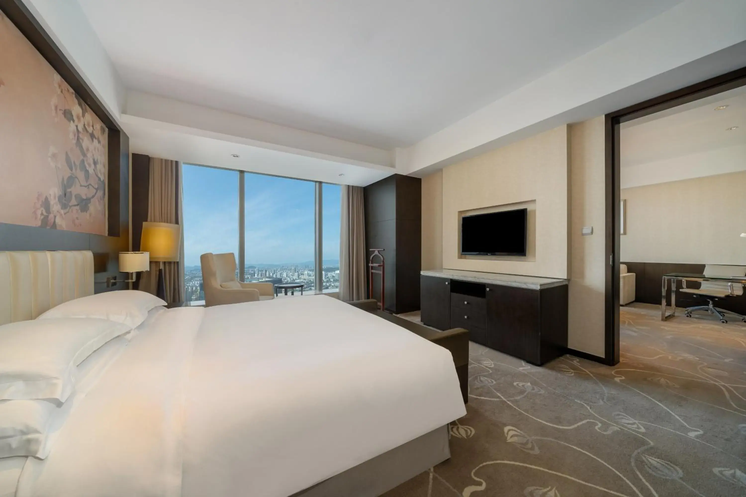 One-Bedroom King Suite with Lake View in Crowne Plaza Shaoxing, an IHG Hotel One-Bedroom King Suite with Lake View in Crowne Plaza Shaoxing, an IHG Hotel