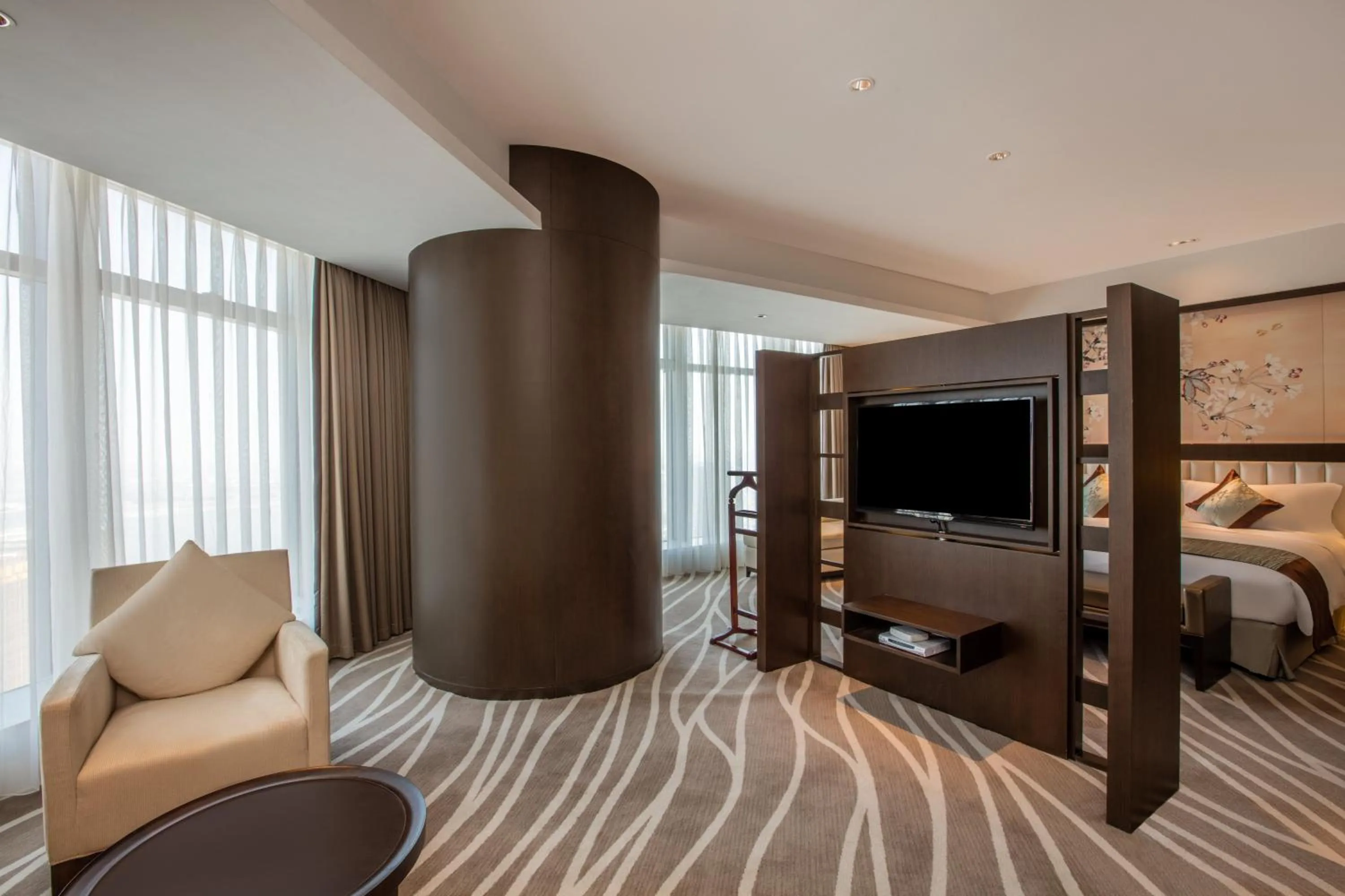 Photo of the whole room, TV/Entertainment Center in Crowne Plaza Shaoxing, an IHG Hotel