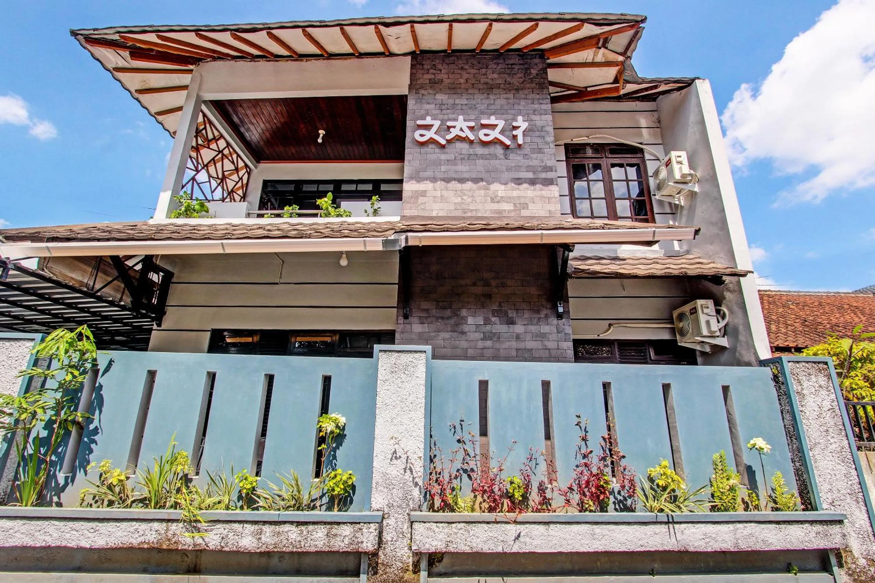 Facade/entrance in OYO Life 92575 Zazi Homestay