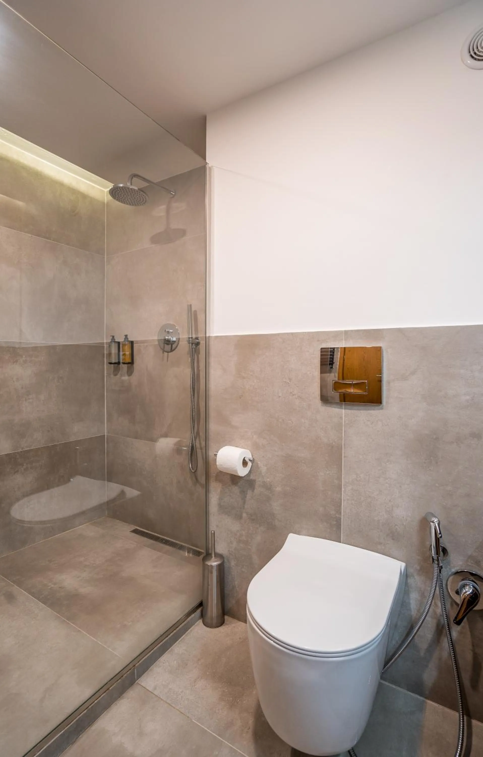 Shower in Step Inn - Kazbegi