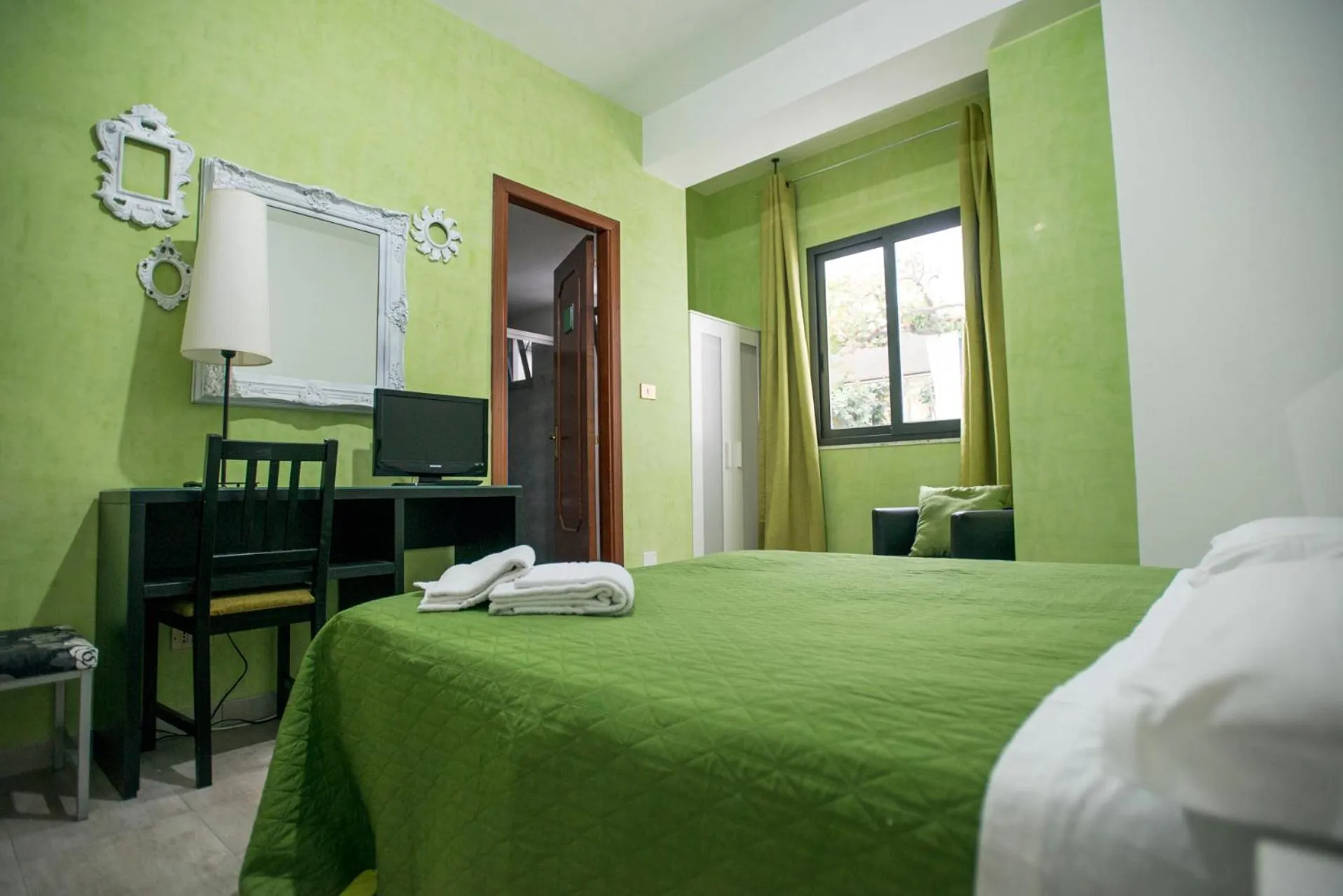 Inner courtyard view, Bed in Sant'Antonio Garden Rooms Apartments