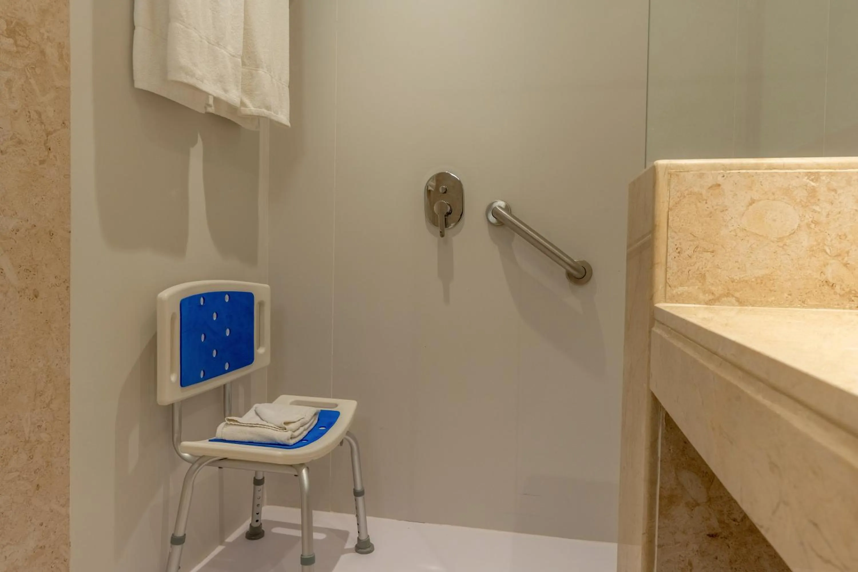 Shower in Iberostar Waves Costa Dorada - All Inclusive