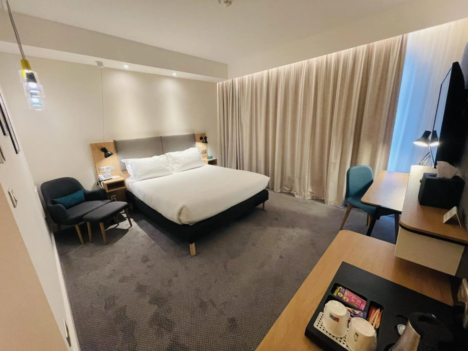 Photo of the whole room, Bed in Holiday Inn Dijon Sud - Longvic by IHG