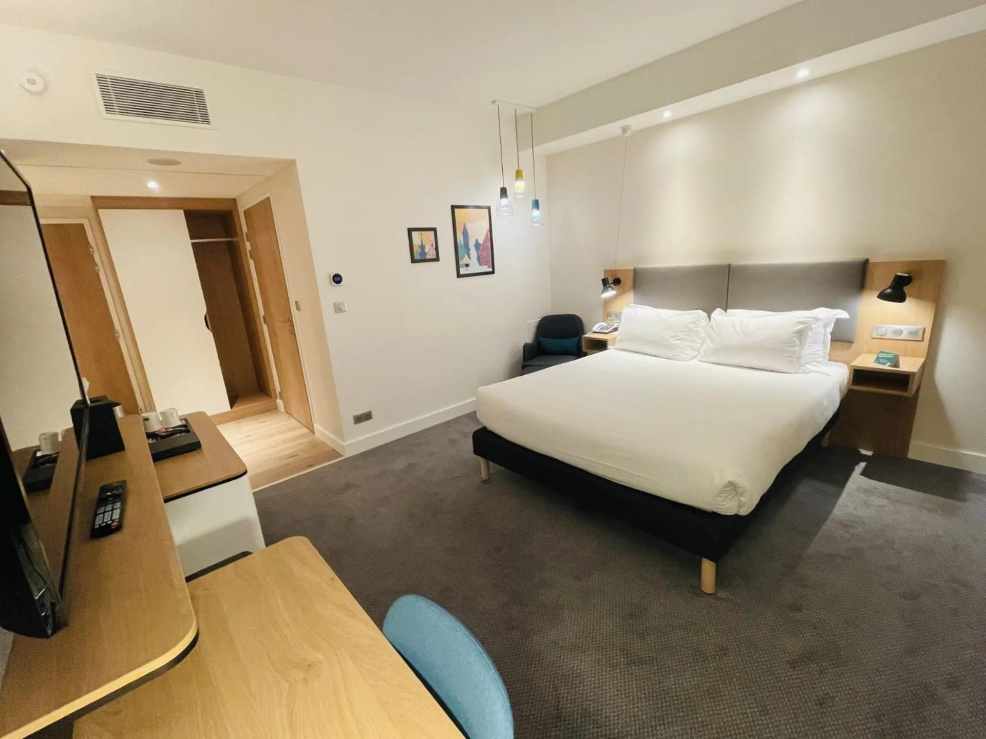 Photo of the whole room, Bed in Holiday Inn Dijon Sud - Longvic by IHG