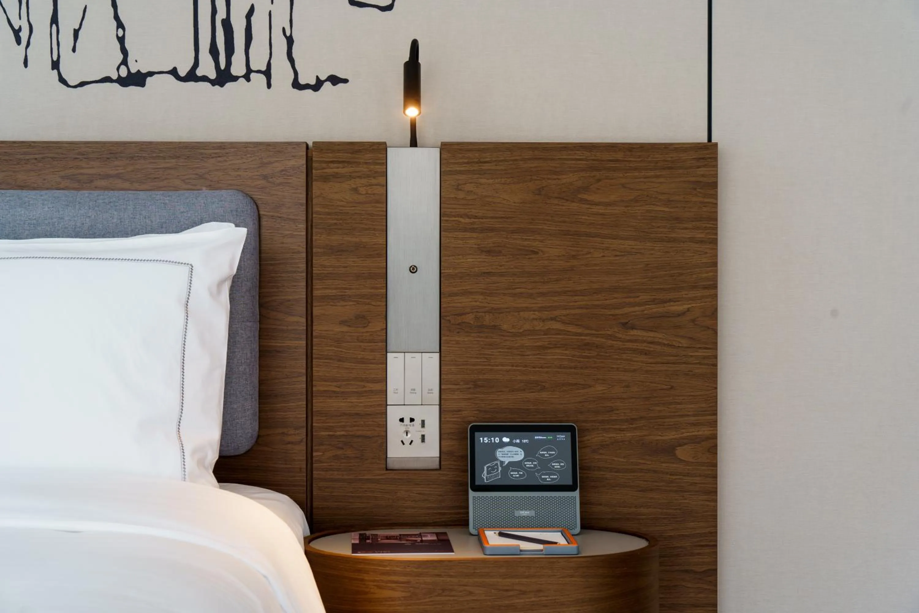 Bed in UrCove by HYATT Futian CBD-毗邻福田站和星河COCO Park 尊享免费迷你吧