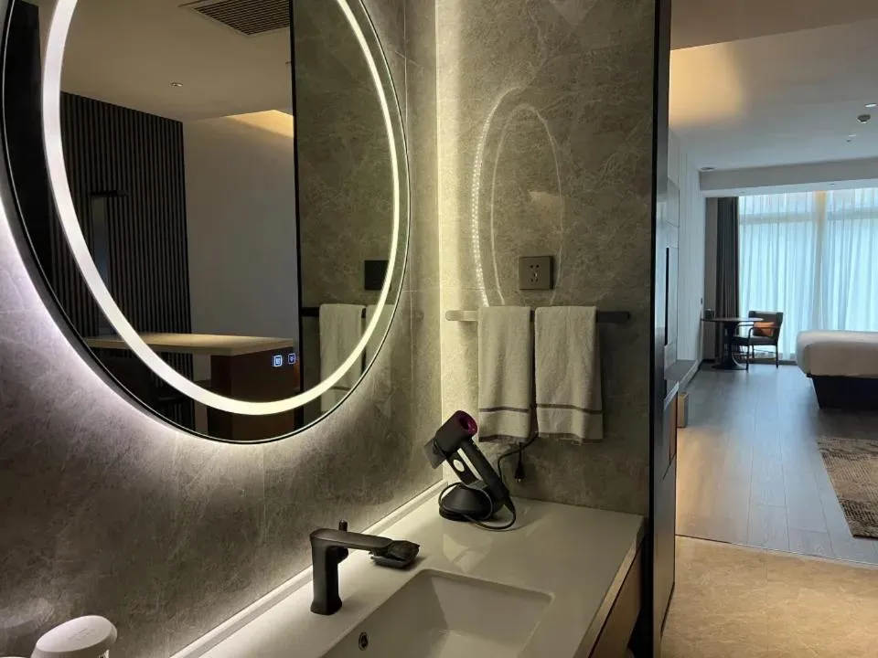 Bed in UrCove by HYATT Futian CBD-毗邻福田站和星河COCO Park 尊享免费迷你吧