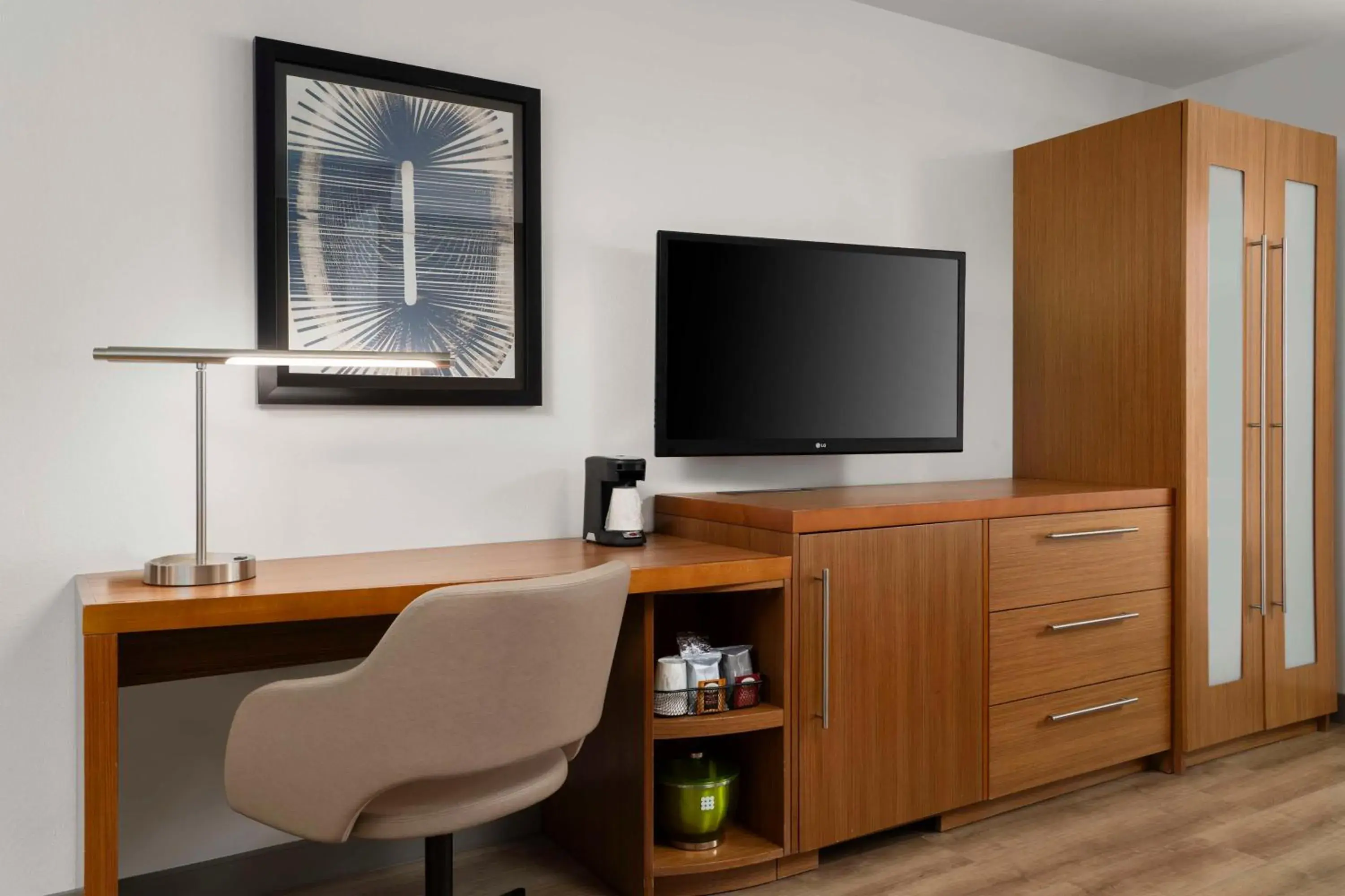 King Room with Sofa Bed and Roll-In Shower - Disability Access in Hyatt Place Omaha/Downtown-Old Market King Room with Sofa Bed and Roll-In Shower - Disability Access in Hyatt Place Omaha/Downtown-Old Market