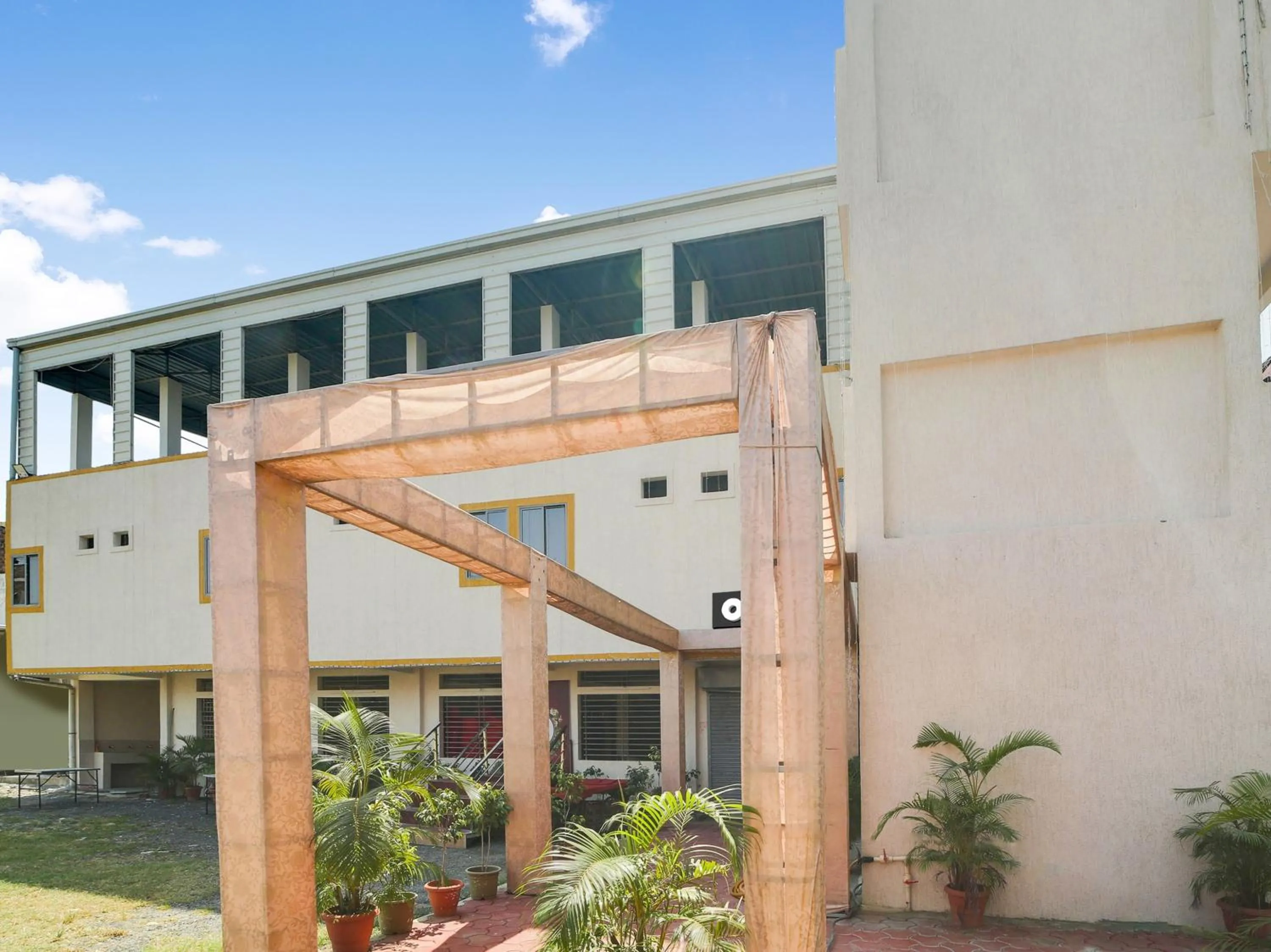 Facade/entrance in Super Hotel O Lalit And Marriage Garden