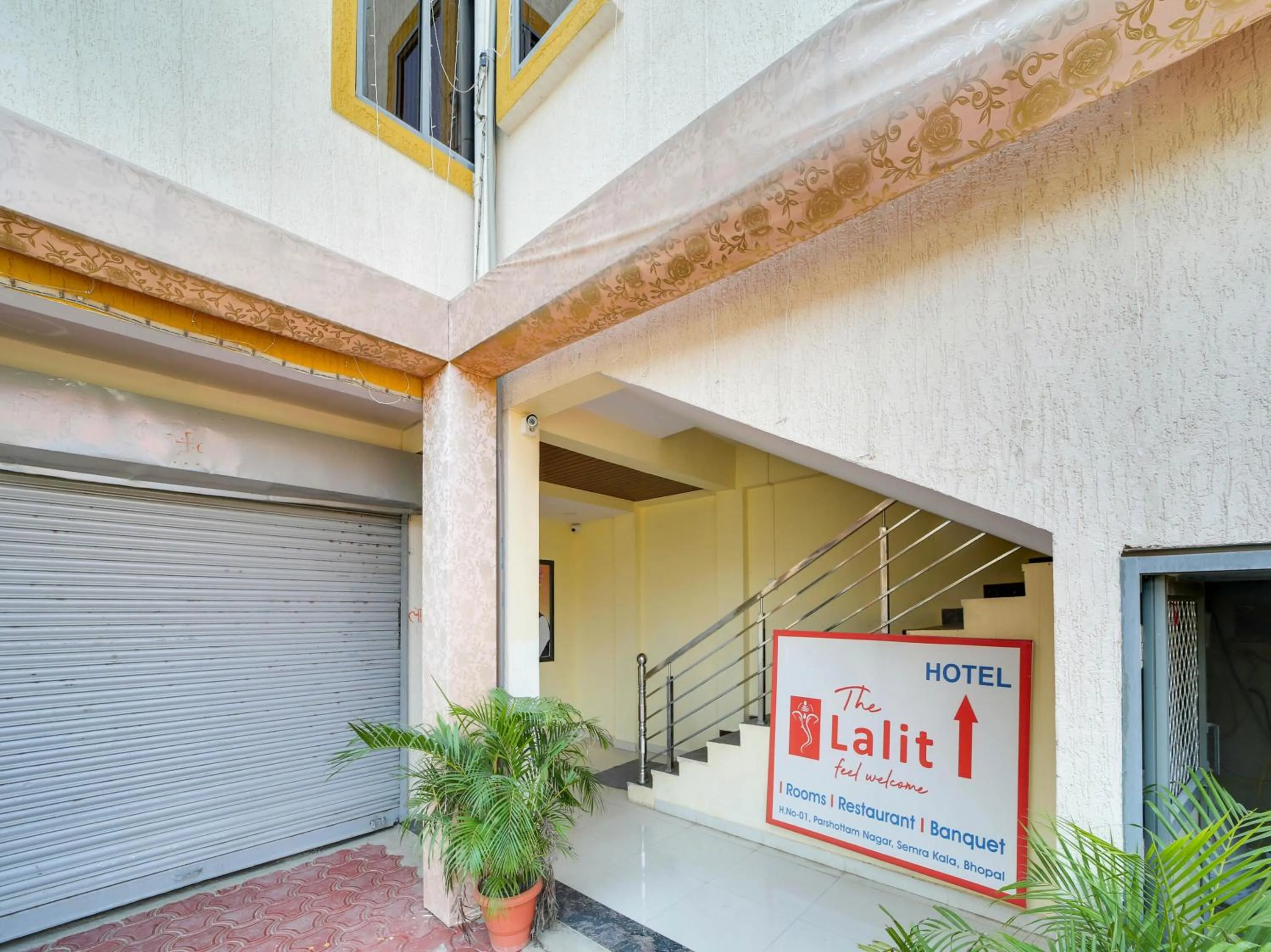 Facade/entrance in Super Hotel O Lalit And Marriage Garden