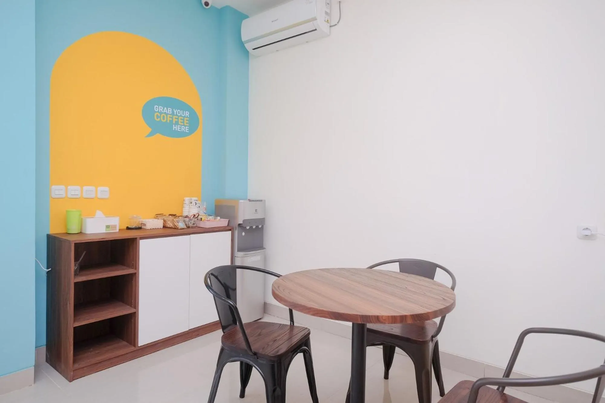 Seating area in Sans Hotel Aurum Majapahit Semarang