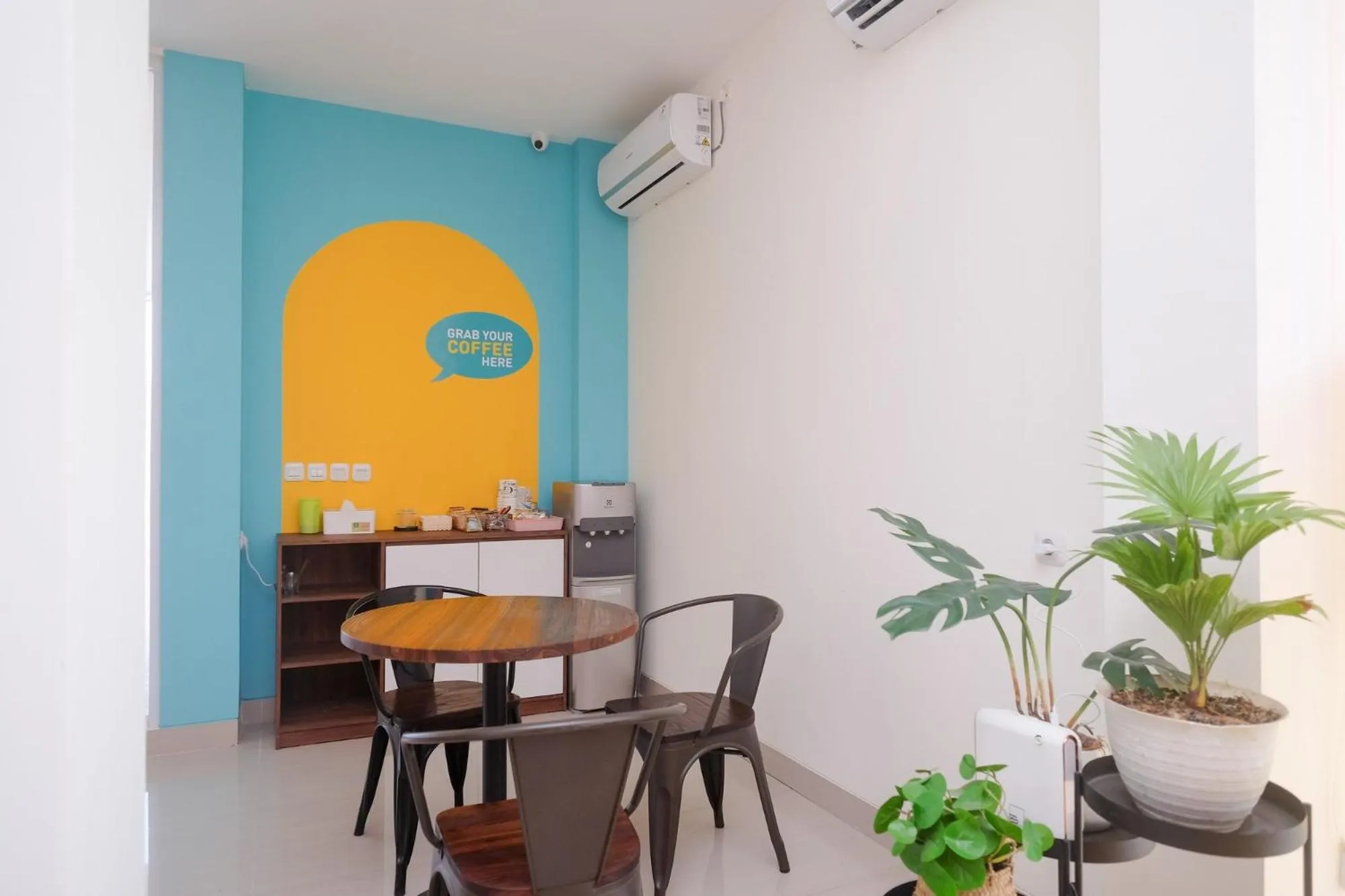 Seating area in Sans Hotel Aurum Majapahit Semarang