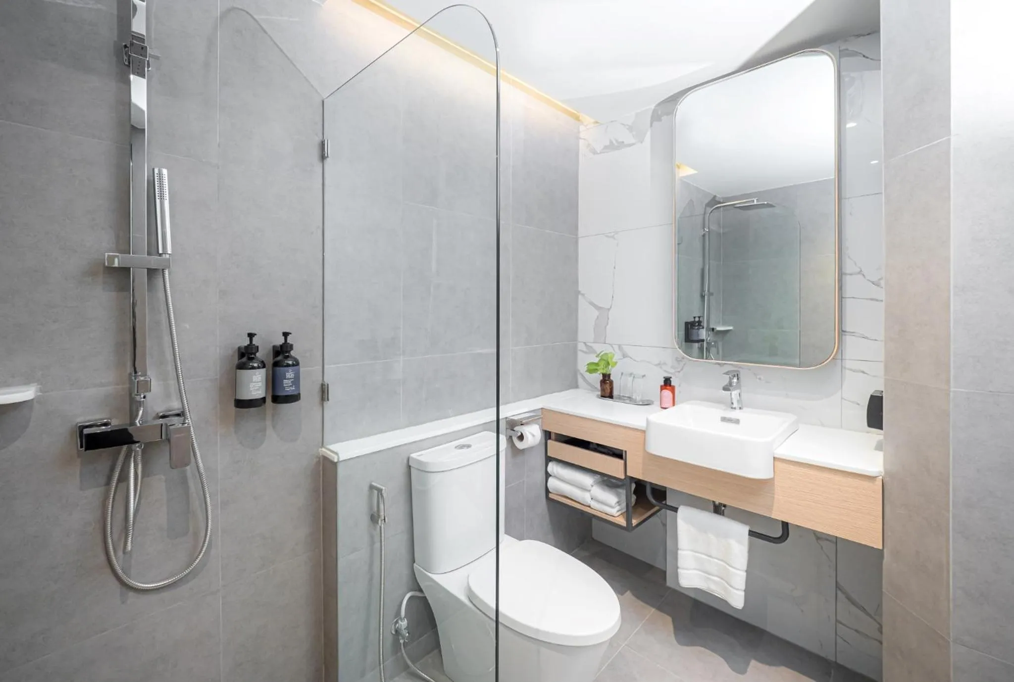 Bathroom in Lumen Bangkok Udomsuk Station