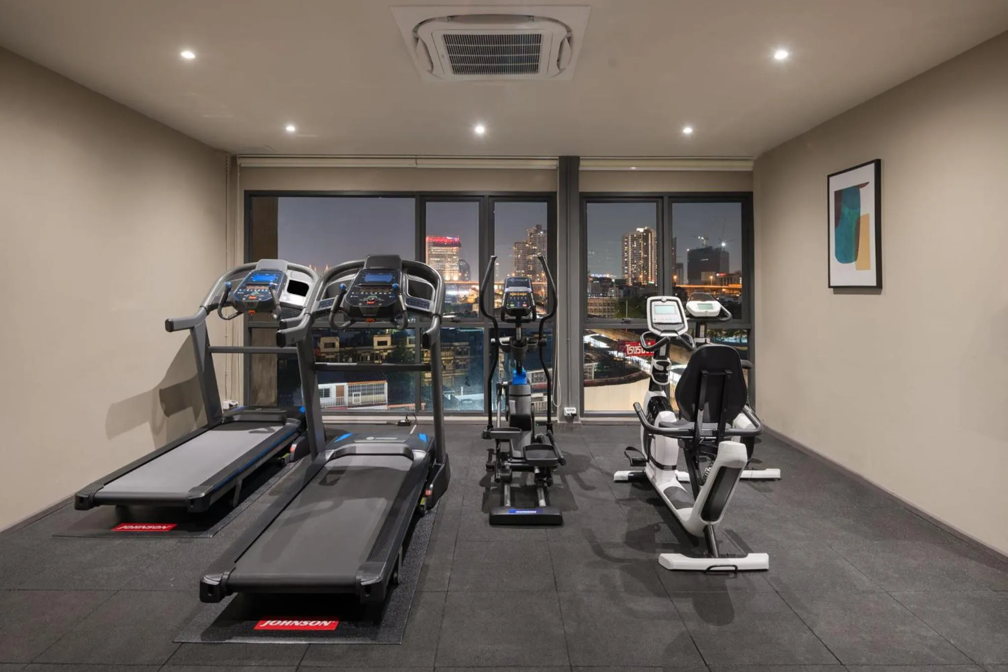 Fitness centre/facilities in Lumen Bangkok Udomsuk Station