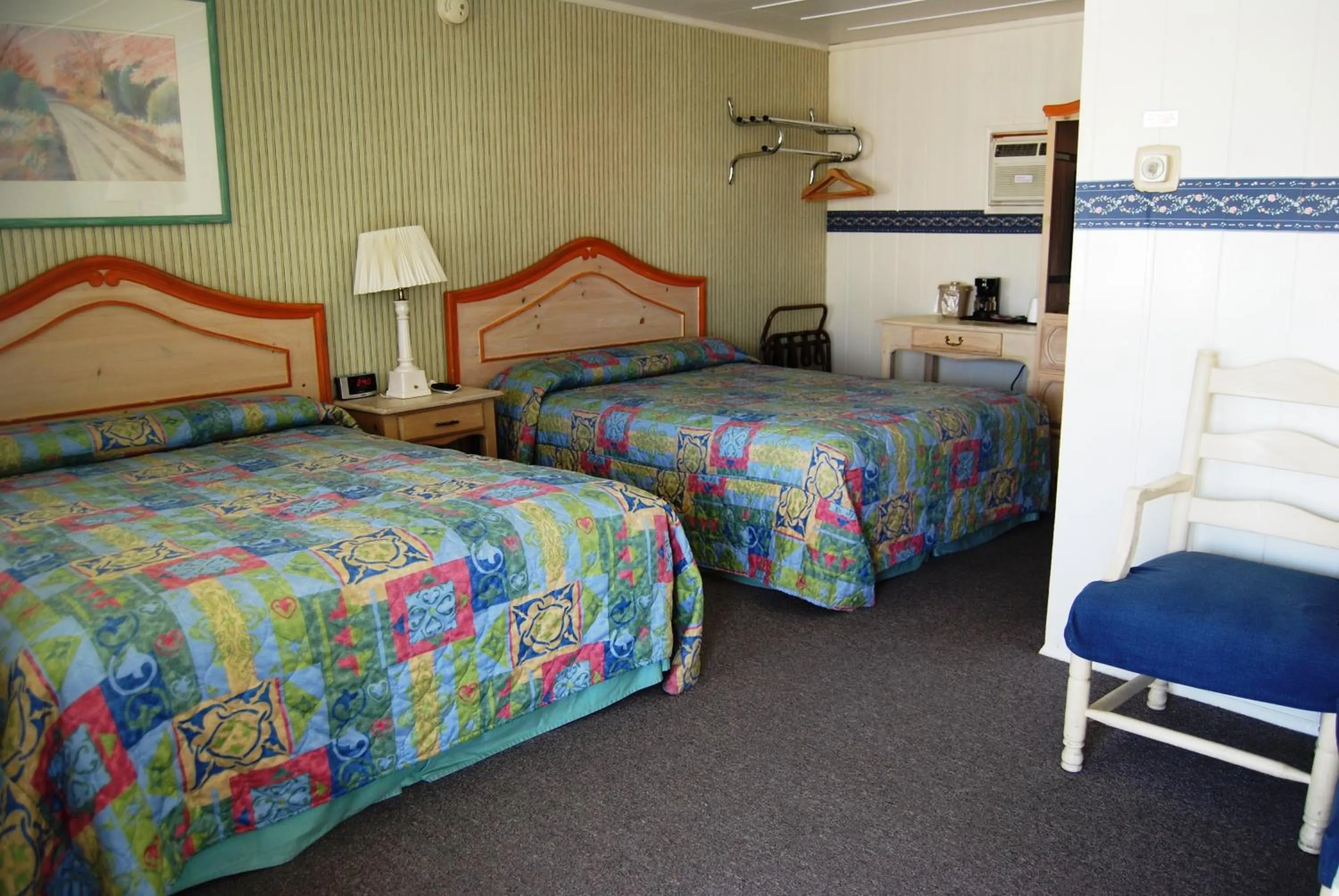 Photo of the whole room in Redwood Motel