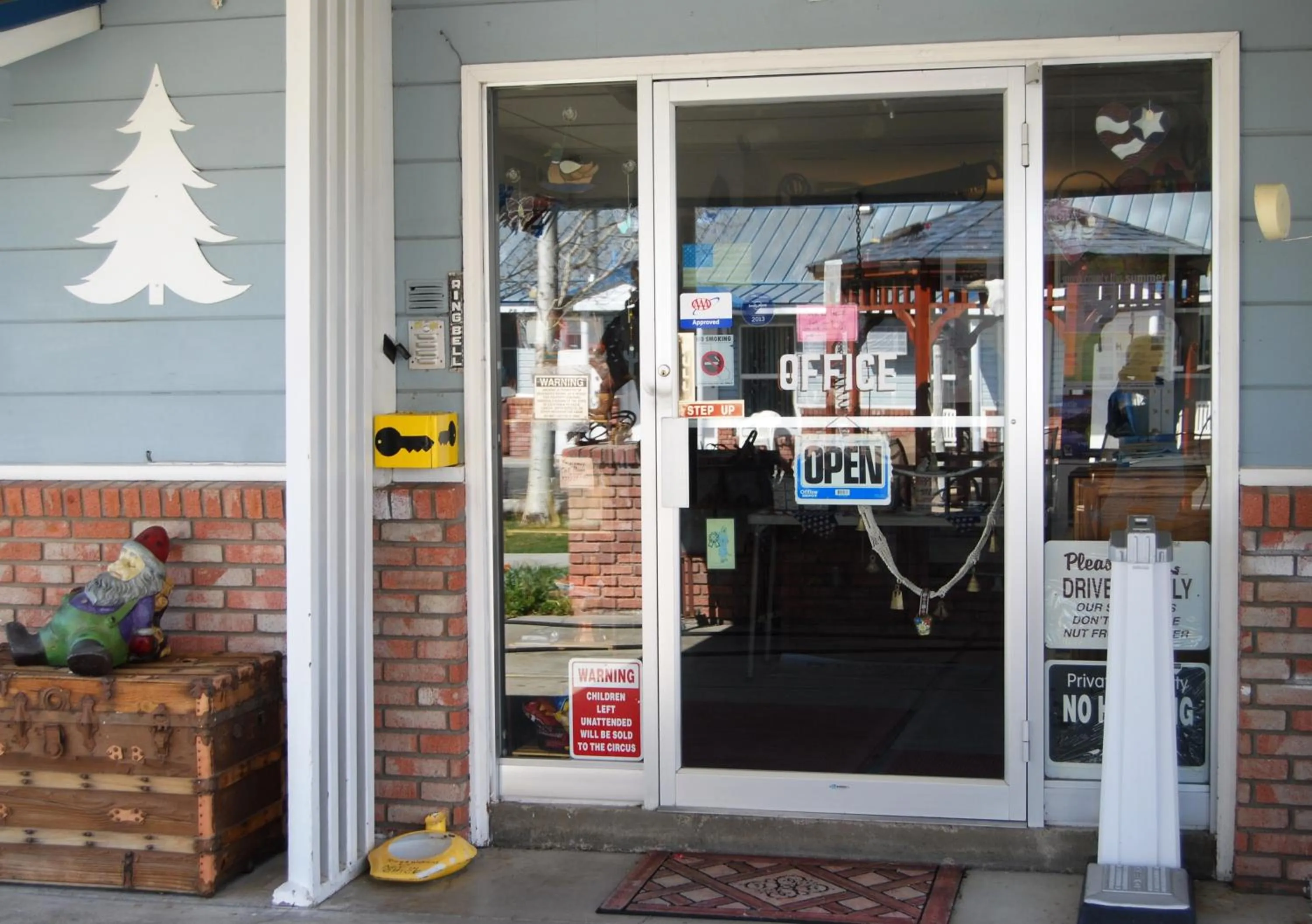 Facade/entrance in Redwood Motel