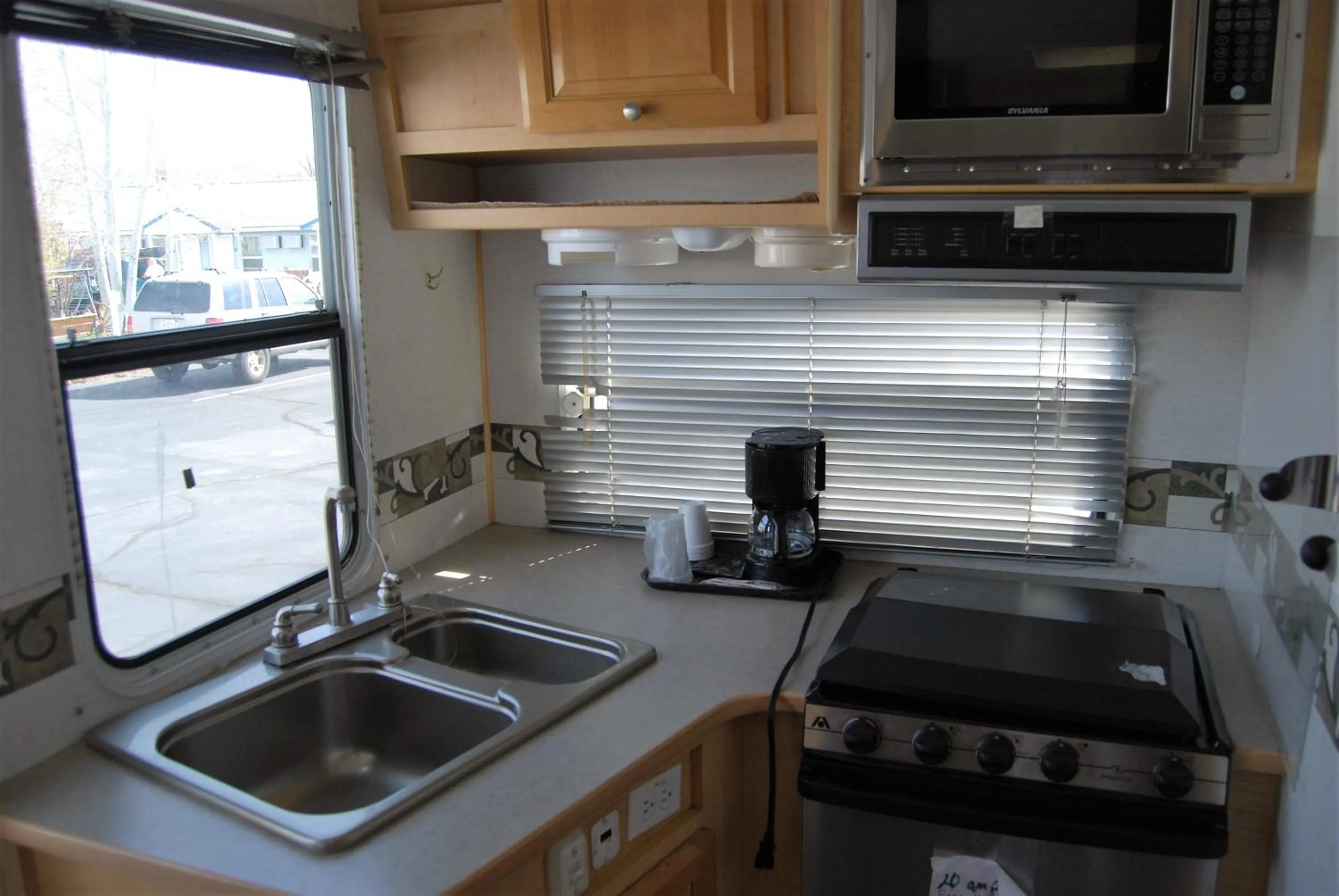 Kitchen or kitchenette in Redwood Motel